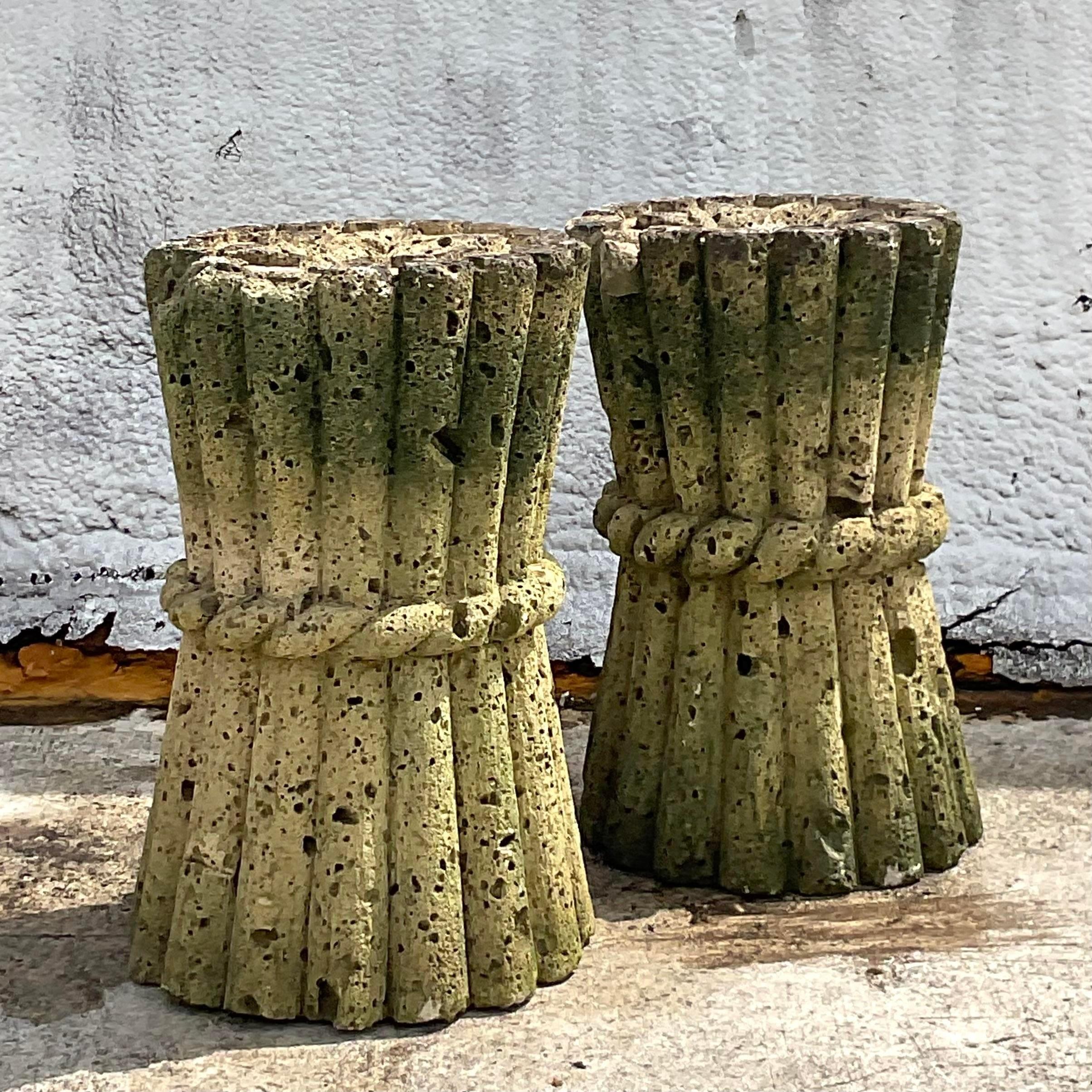 Mitte des 20. Jahrhunderts Vintage Boho Cut Coquina Stein Bambus Tisch Pedestal - A Pair im Angebot 1