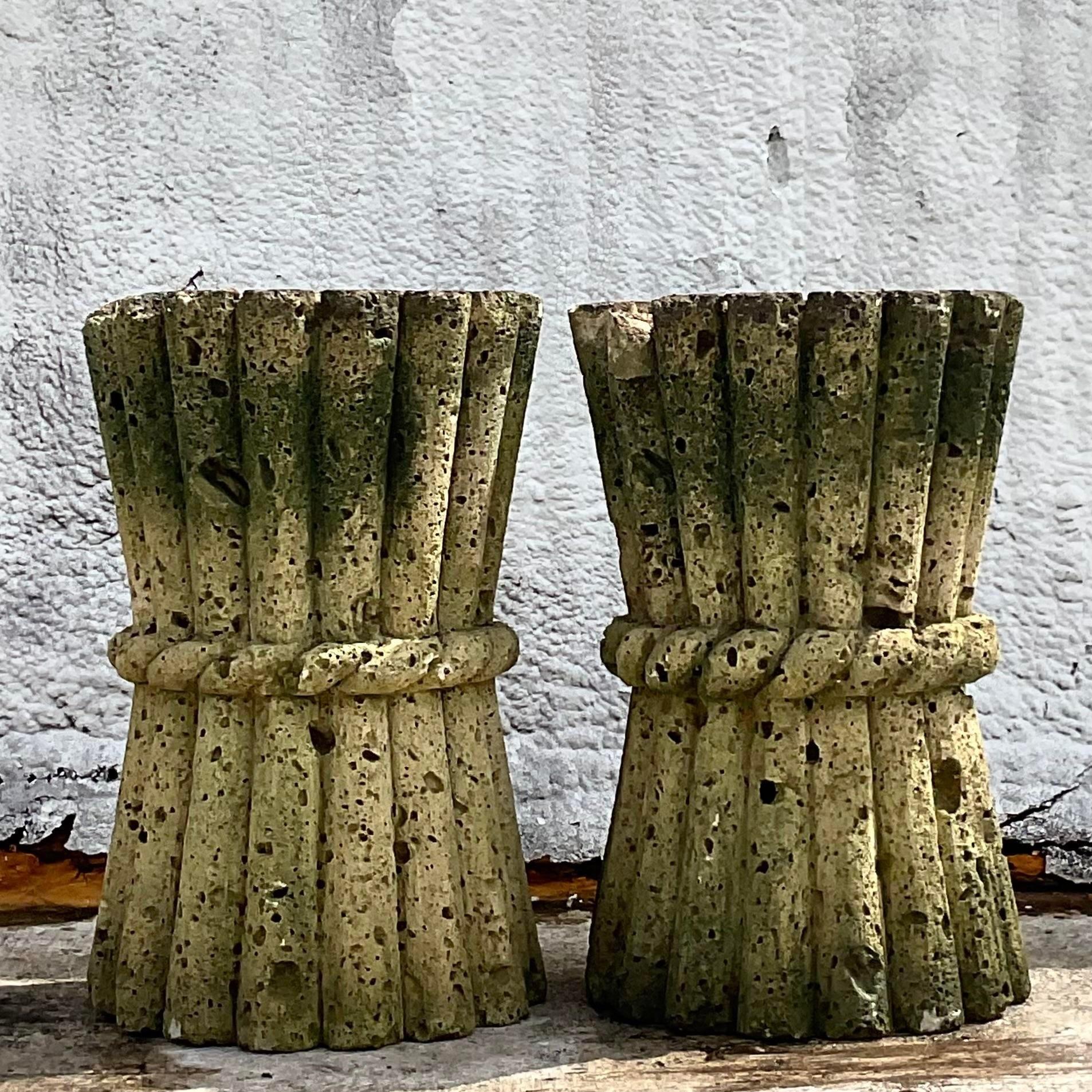 Mitte des 20. Jahrhunderts Vintage Boho Cut Coquina Stein Bambus Tisch Pedestal - A Pair im Angebot 3