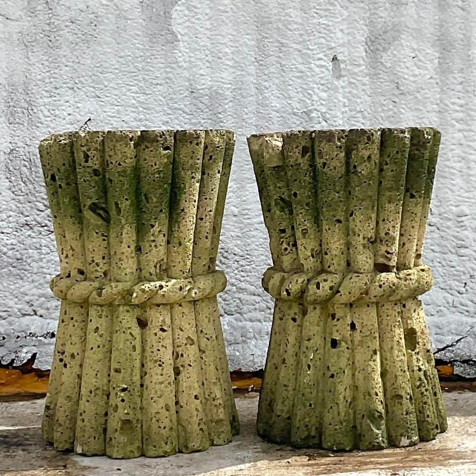 Mitte des 20. Jahrhunderts Vintage Boho Cut Coquina Stein Bambus Tisch Pedestal - A Pair im Angebot 4
