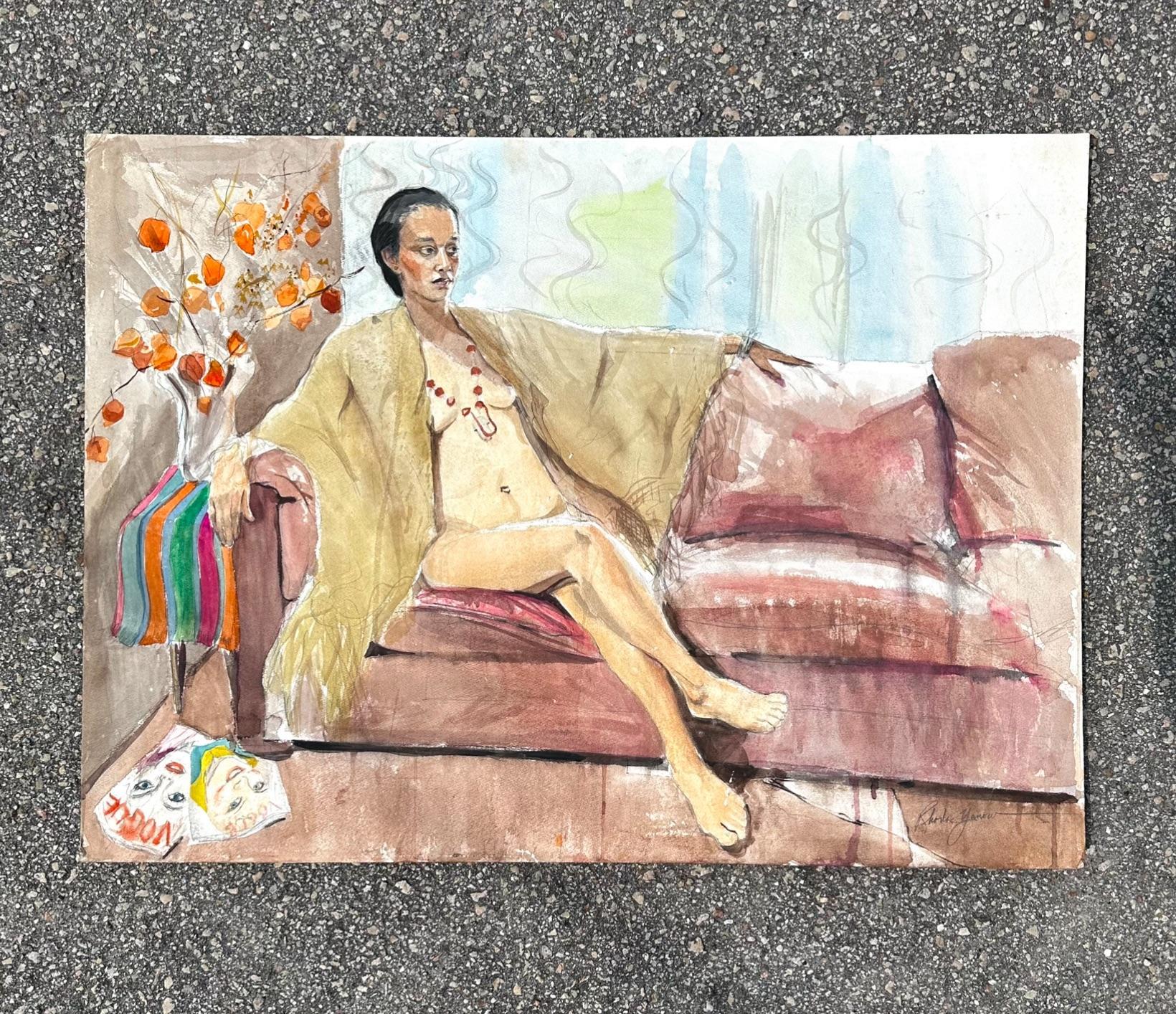 Dieses figurale Gemälde zeigt eine nackte Frau in einem beigen Kleid, die auf einer Couch liegt. Die Details sind wunderschön, bis hin zu den Fotos, die auf dem Boden liegen, und die Hinzufügung von kastanienbraunem Kontrast zu dem abstrakten
