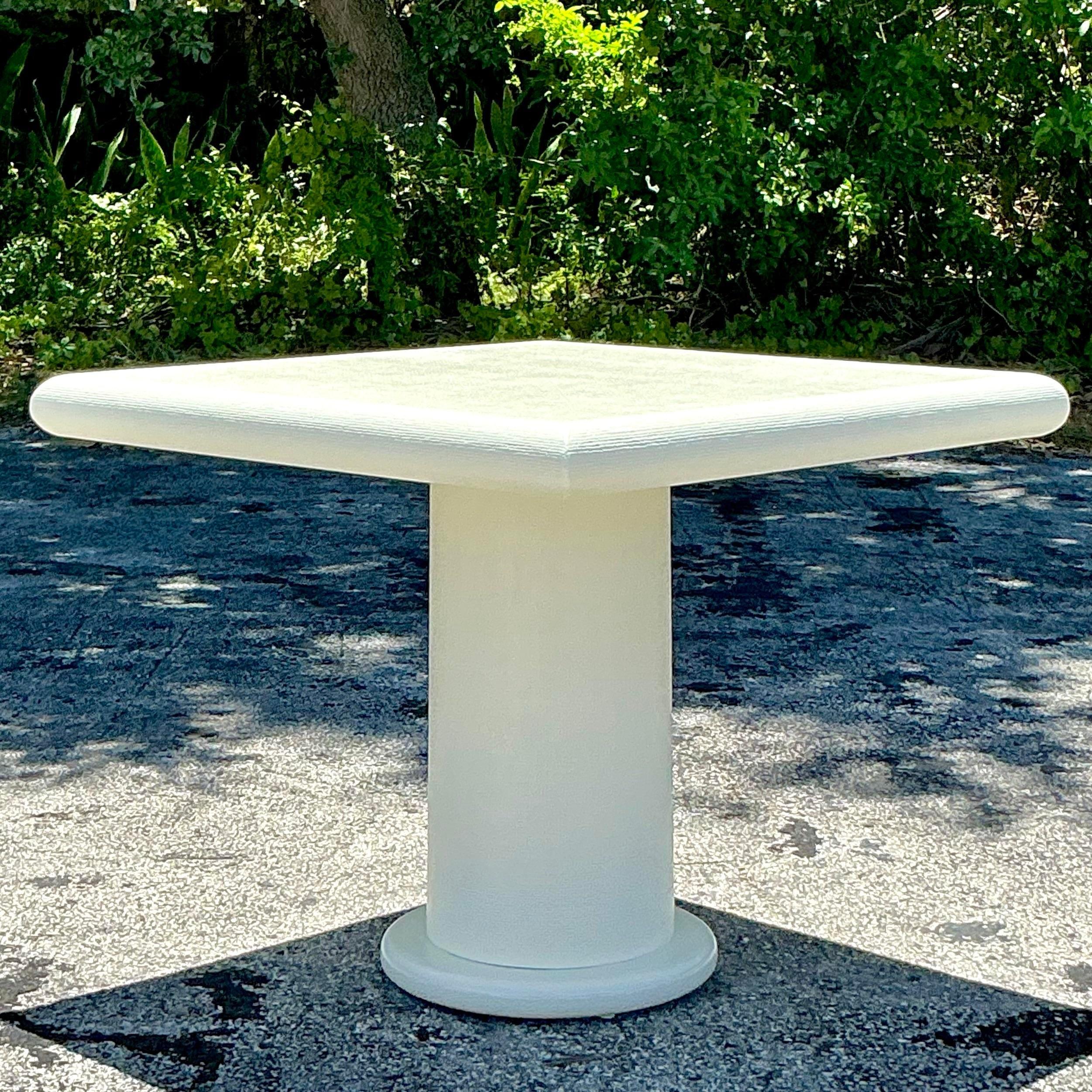Rehaussez vos soirées de jeu avec cette table de jeu à piédestal en toile d'herbe Vintage By By. Dotée d'une élégante finition grasscloth et d'un socle robuste, cette pièce unique allie l'élégance bohème à un design fonctionnel. Parfait pour ajouter