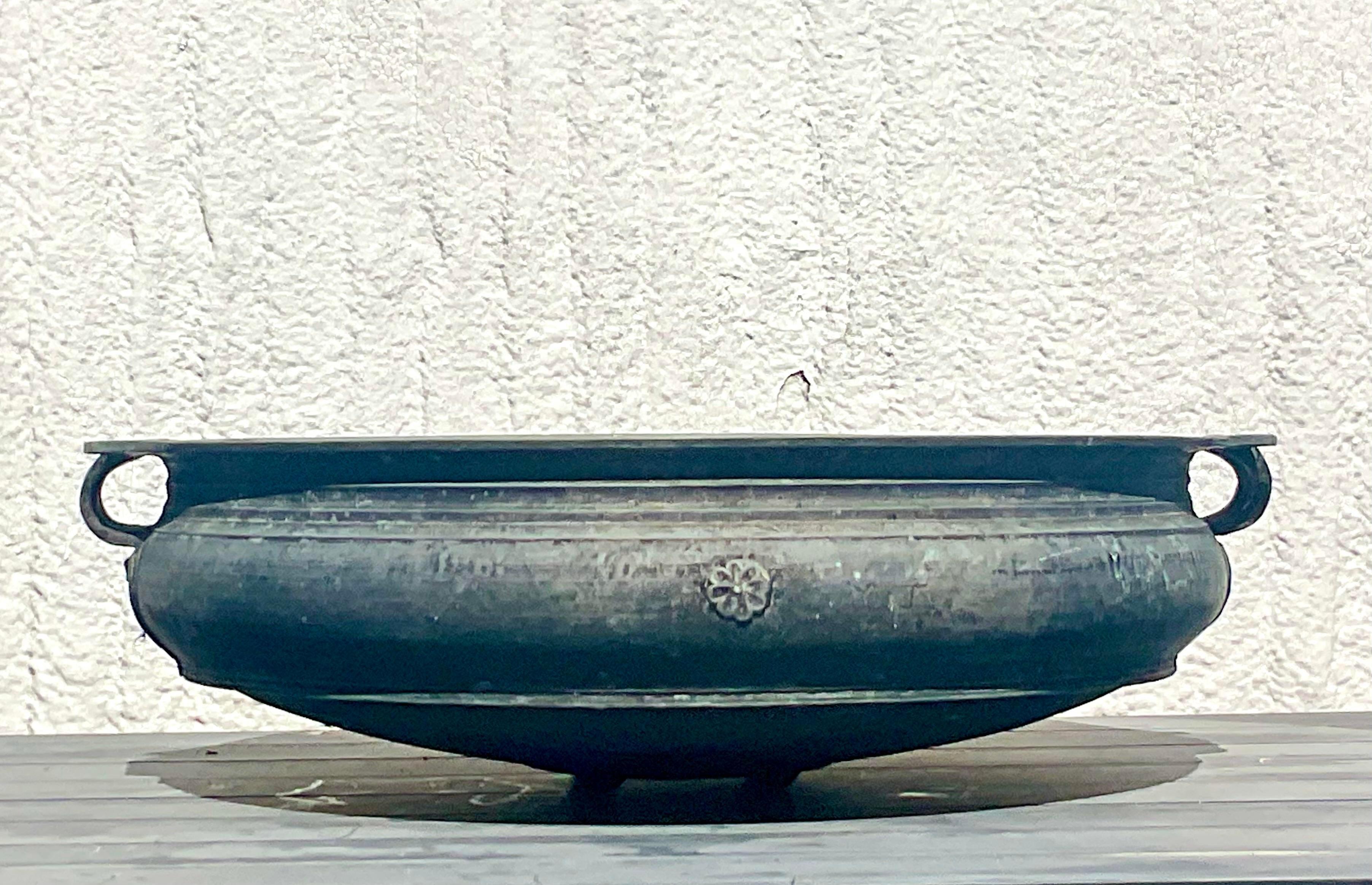 Ciotola Urli Monumentale in Bronzo Fuso della metà del XX secolo In condizioni buone in vendita a West Palm Beach, FL