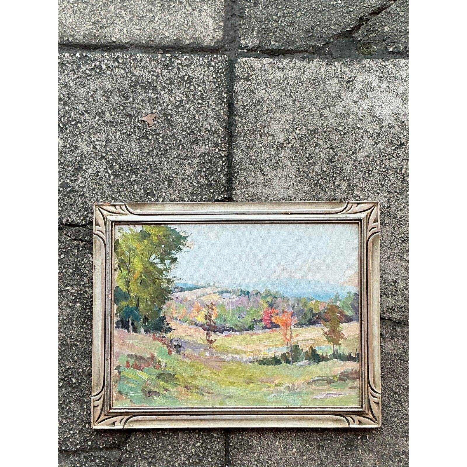 Halten Sie die ruhige Schönheit der Landschaft mit diesem charmanten Original-Ölgemälde im Vintage-Stil auf Karton fest. Diese im klassischen Stil des Impressionismus gemalte Landschaft stellt eine sonnenbeschienene Szene mit hügeligen Feldern und