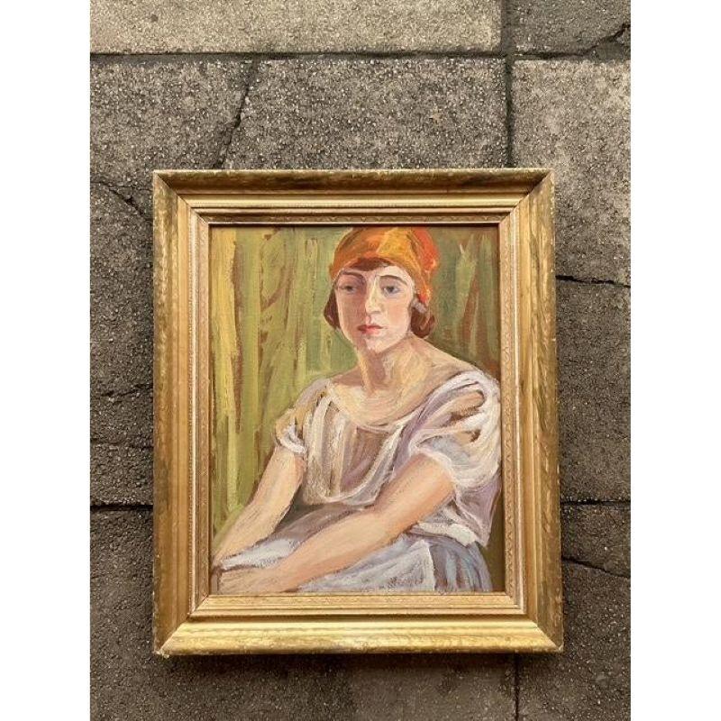Ajoutez une touche de charme vintage à votre espace avec ce captivant portrait original à l'huile sur panneau. L'œuvre représente une jeune personne, peut-être une femme, dont le regard direct et les vêtements d'époque, y compris un couvre-chef