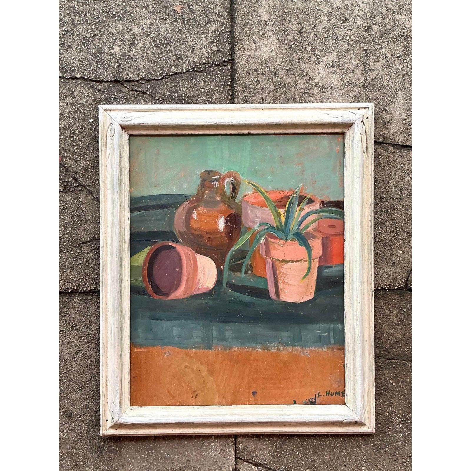 Entdecken Sie den unaufdringlichen Charme dieses Original-Ölgemäldes im Vintage-Stil, das die stille Würde von Alltagsgegenständen wunderbar einfängt. Das Kunstwerk zeigt ein Arrangement aus rustikalen Töpferwaren und einer einfachen Topfpflanze,