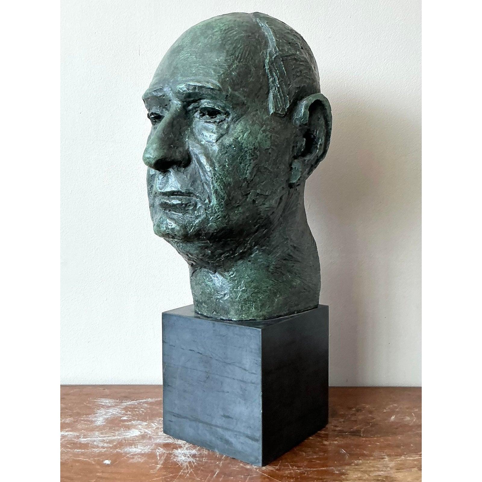 Cattura un momento di profonda espressione con questo sorprendente busto ritratto brutalista degli anni '60. Questa avvincente scultura presenta un distinto soggetto maschile, reso con una finitura grezza e strutturata che enfatizza la mano