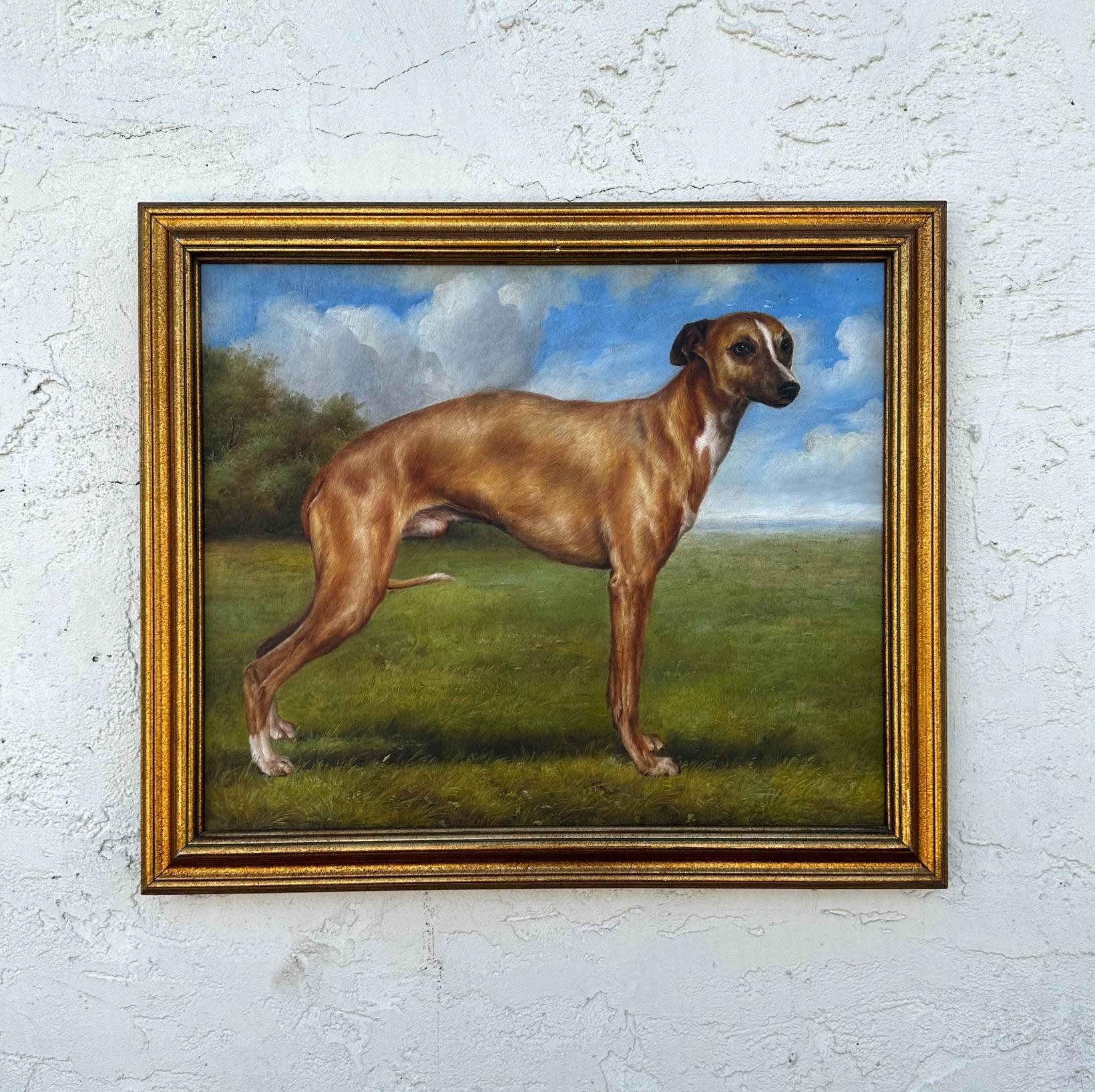 Wunderschönes Porträt eines kleinen Windhundes. Die Details im Fell wirken fast wie Texturen, und der Künstler hat das Licht, das sich im Fell des Hundes spiegelt, sehr gut dargestellt. Das grüne Gras und der himmelblaue, wolkenverhangene Himmel mit