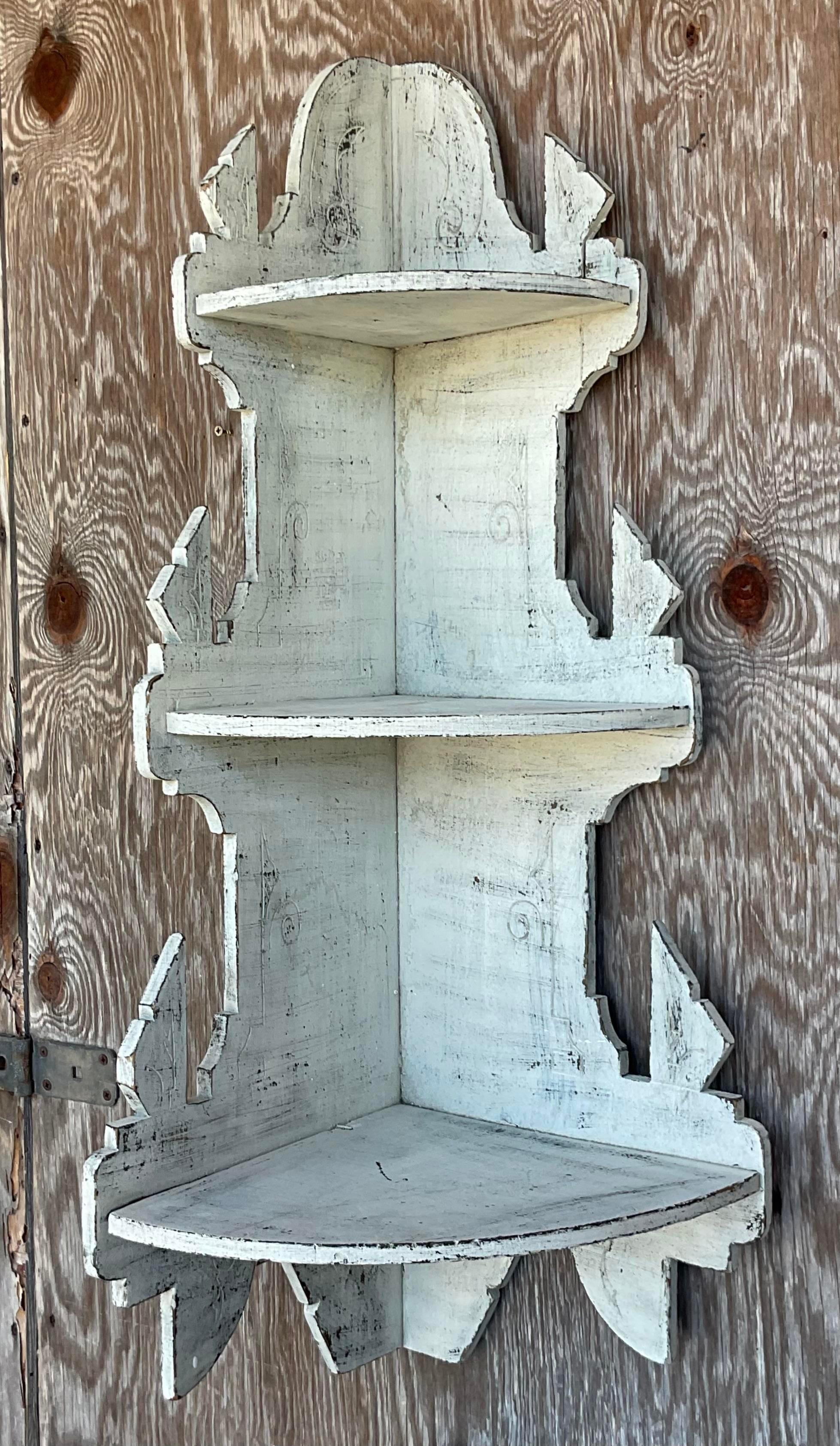 Bringen Sie einen Hauch von rustikalem Charme in Ihren Raum mit unserem Vintage Boho Primitive Corner Wall Shelf. Inspiriert von amerikanischer Handwerkskunst und böhmischem Flair, bietet dieses Regal sowohl Stil als auch Funktionalität. Es ist eine