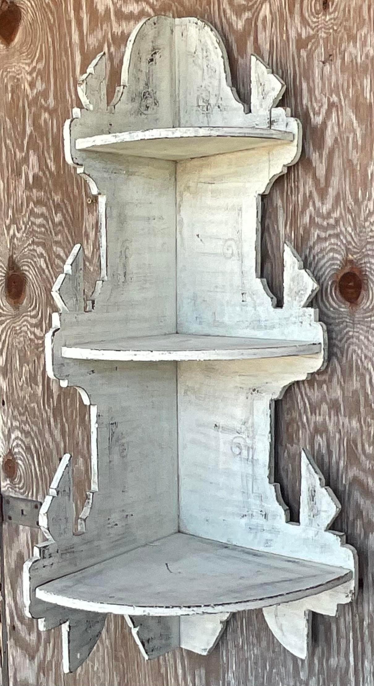 Mitte des 20. Jahrhunderts Vintage Boho Primitive Ecke Wandregal (amerikanisch) im Angebot