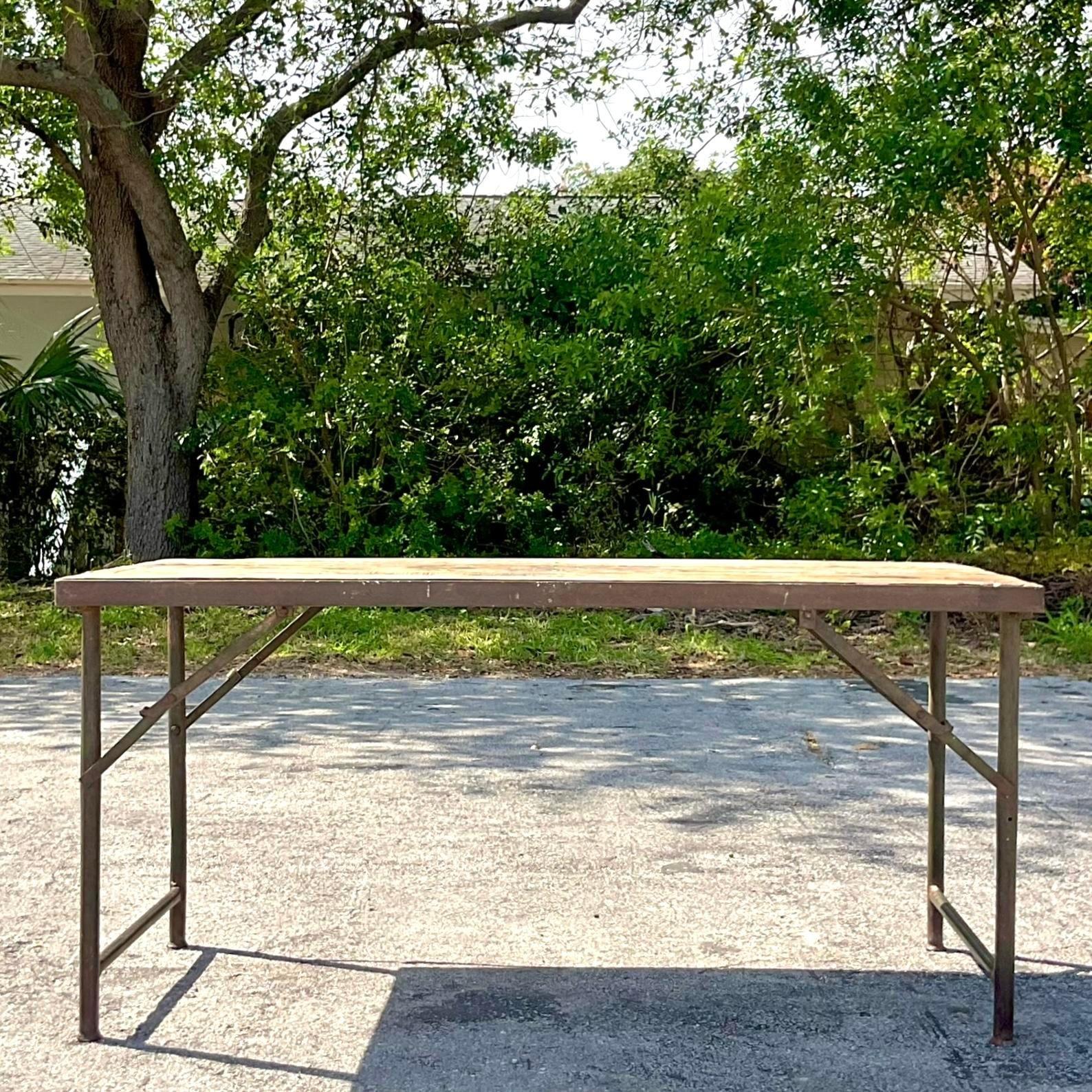 Une table pliante en planches de bois récupéré vintage Boho de style américain, fabriquée avec art pour allier le charme rustique à la polyvalence pratique. Cette table célèbre l'esthétique bohème et le design durable, offrant un ajout unique à tout