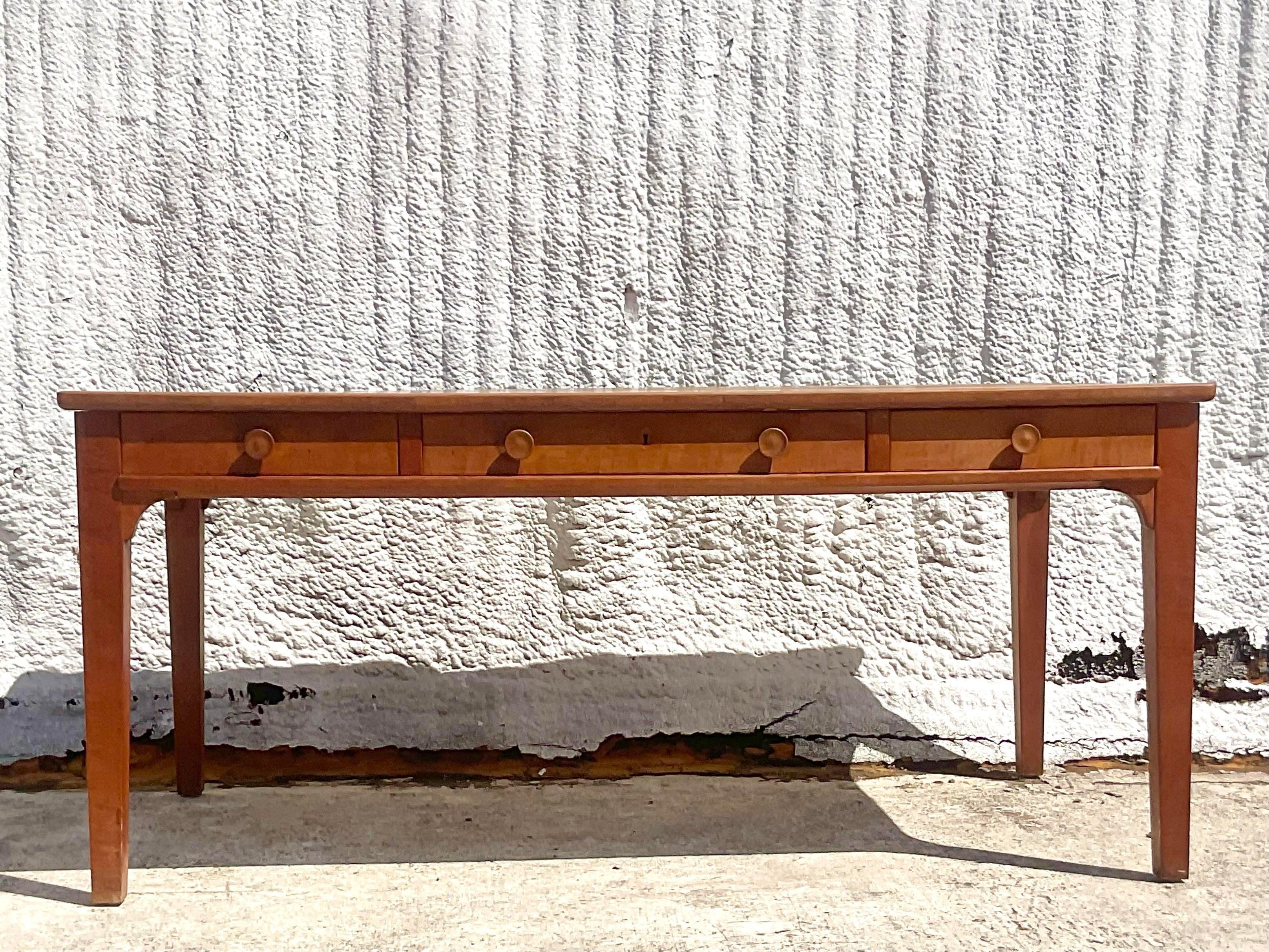 Adoptez le charme rustique de l'artisanat américain avec notre table de bibliothèque Vintage Boho Rustique. Fabriquée à la main avec une élégance robuste, cette table évoque l'esprit d'une époque révolue, vous invitant à vous réunir, à créer et à
