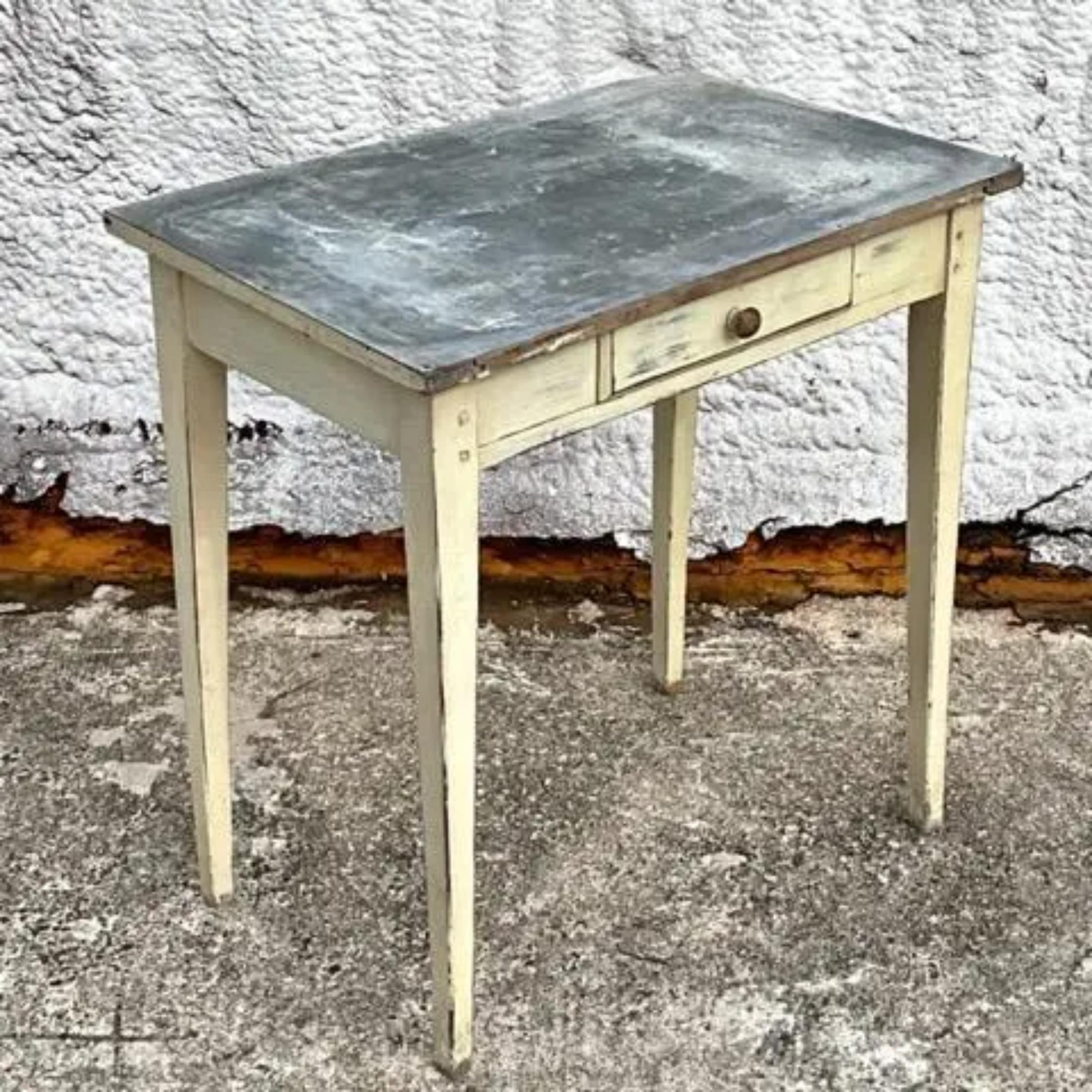 Rustique Table d'appoint en bois boho rustique à plateau en fer blanc, milieu du 20ème siècle en vente