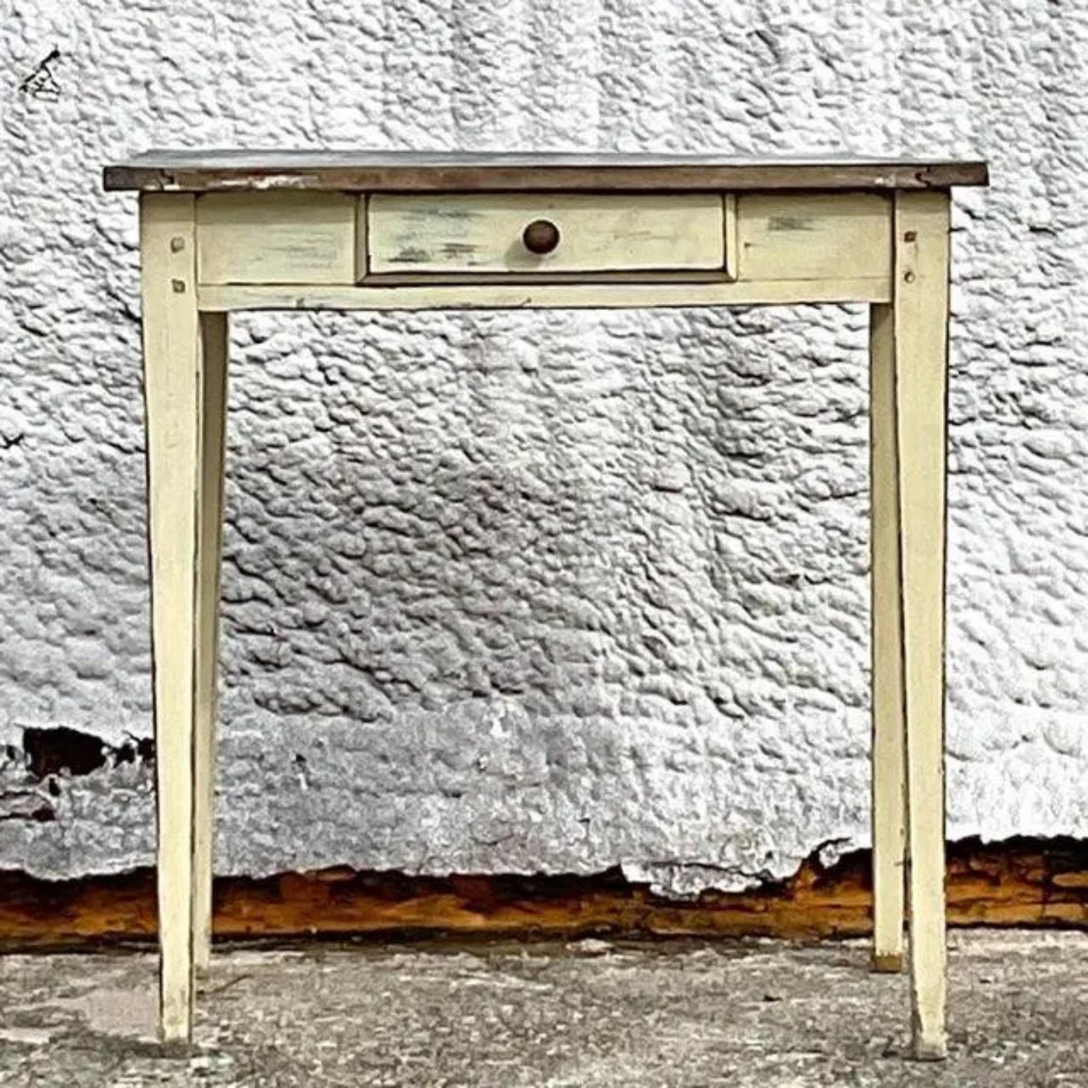 Américain Table d'appoint en bois boho rustique à plateau en fer blanc, milieu du 20ème siècle en vente