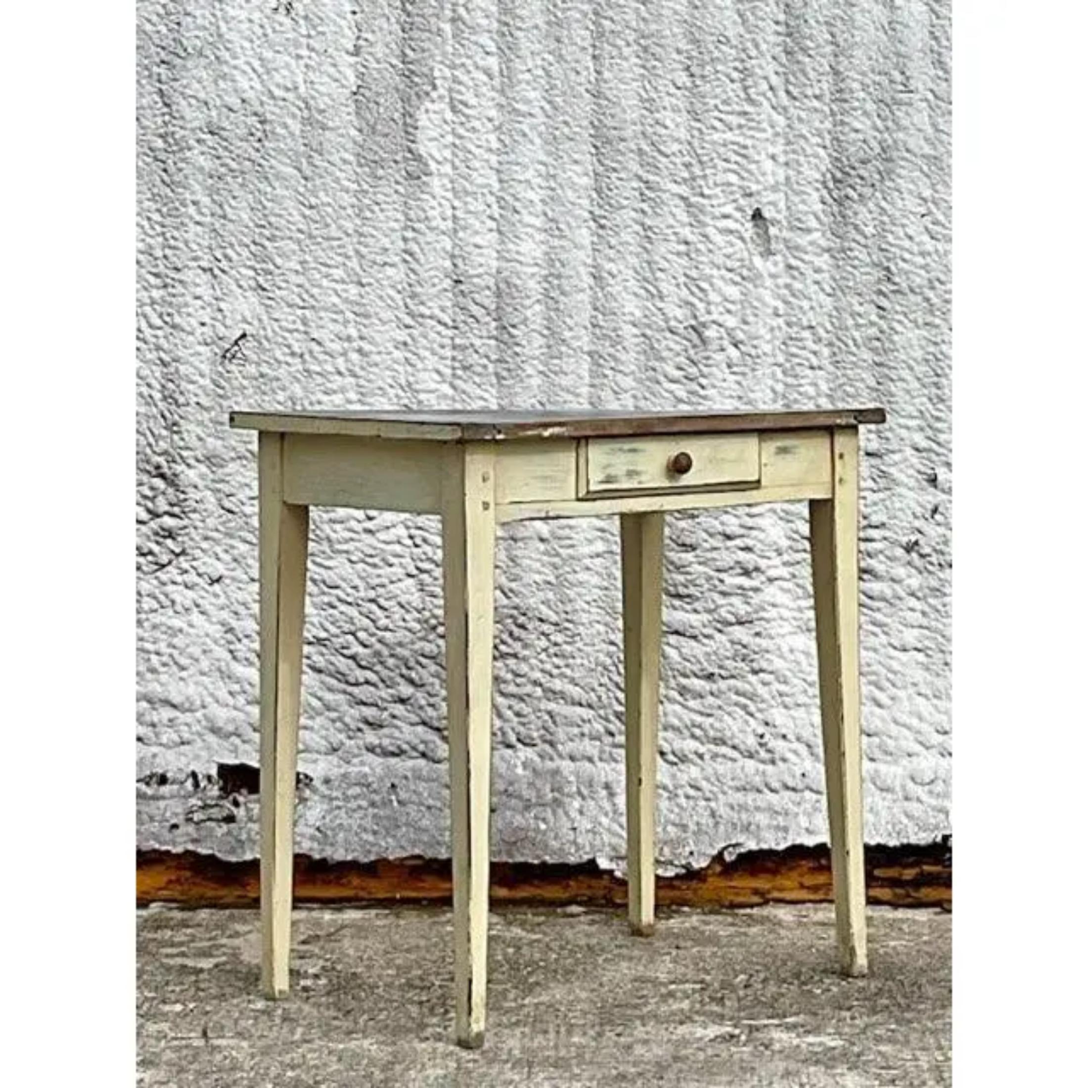 Table d'appoint en bois boho rustique à plateau en fer blanc, milieu du 20ème siècle Bon état - En vente à west palm beach, FL