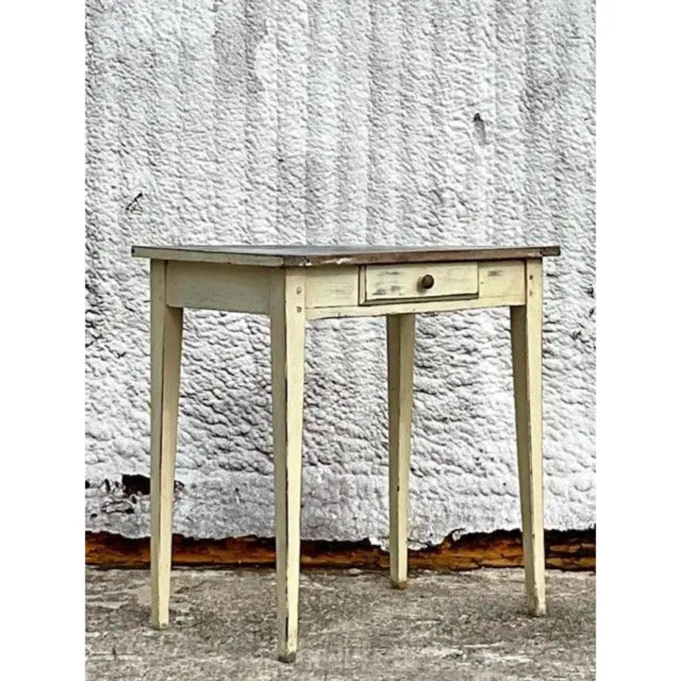 Métal Table d'appoint en bois boho rustique à plateau en fer blanc, milieu du 20ème siècle en vente