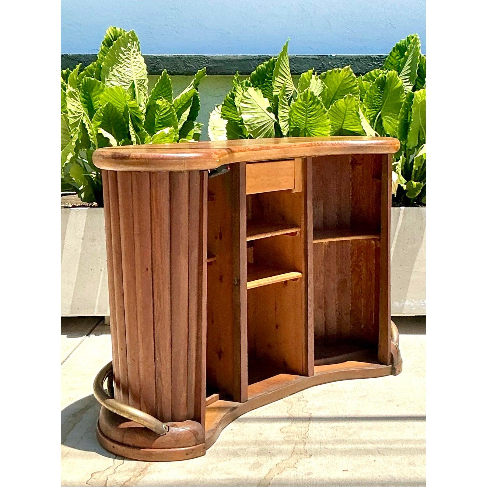 Bar a secco in legno smerlato della metà del 20° secolo Vintage Boho In condizioni buone in vendita a West Palm Beach, FL