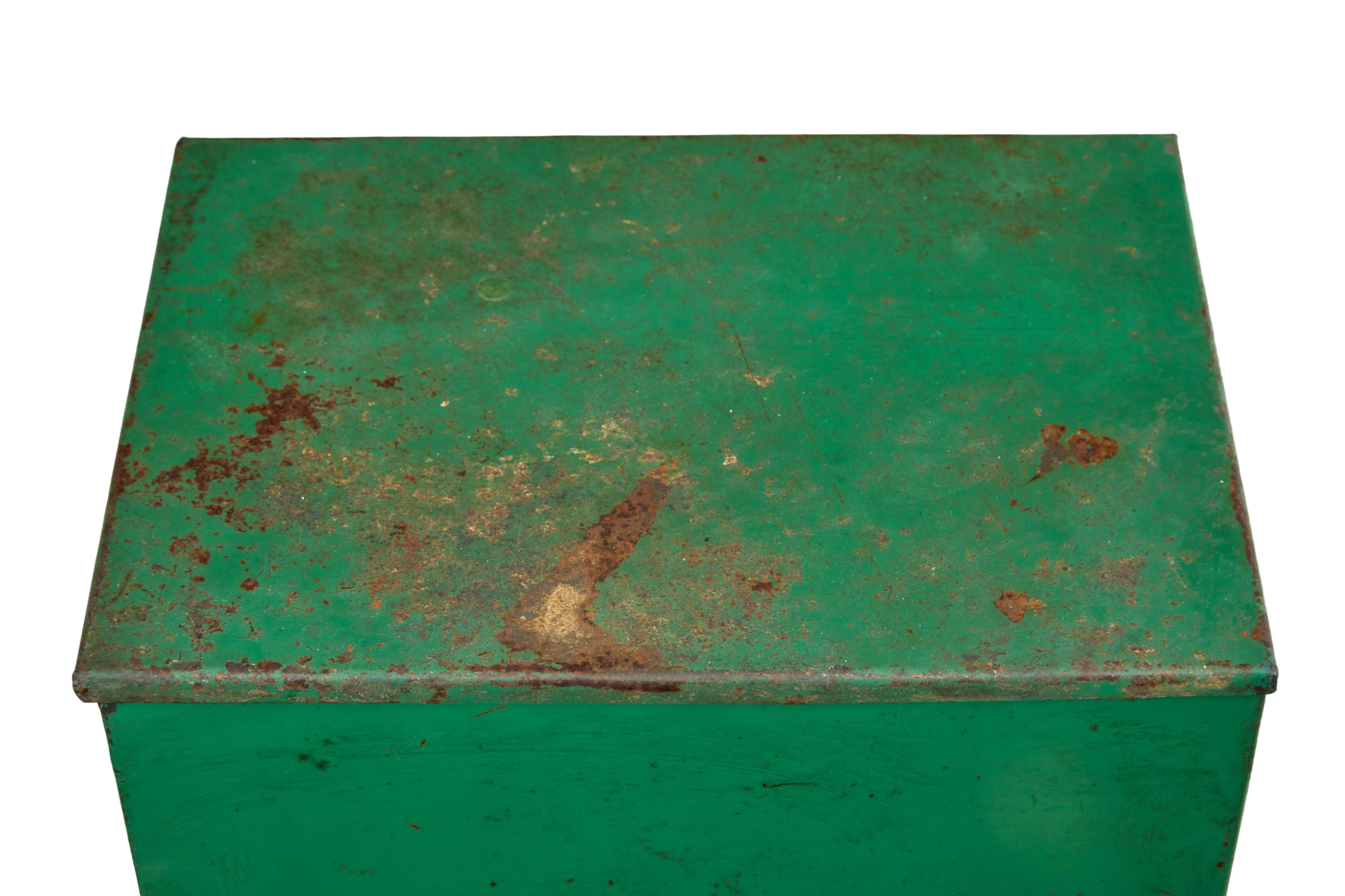 Large piece of British motoring history circa 1950.

Was in everyday use when we purchased.  Rectangular tall container with removable lid and fully functioning perfect pour shut off tap.

Original paint work.  Expected surface marks and fading,