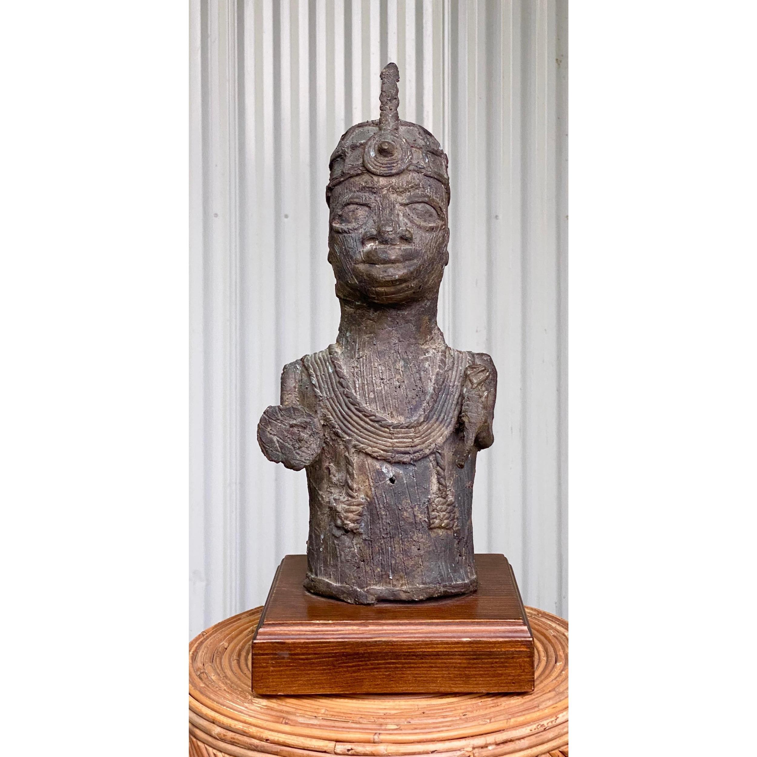 Scultura tribale brutalista chic in bronzo. Una rappresentazione di un re tribale. Sbozzato e con segni di lavorazione a mano. Acquistata da una proprietà di Palm Beach