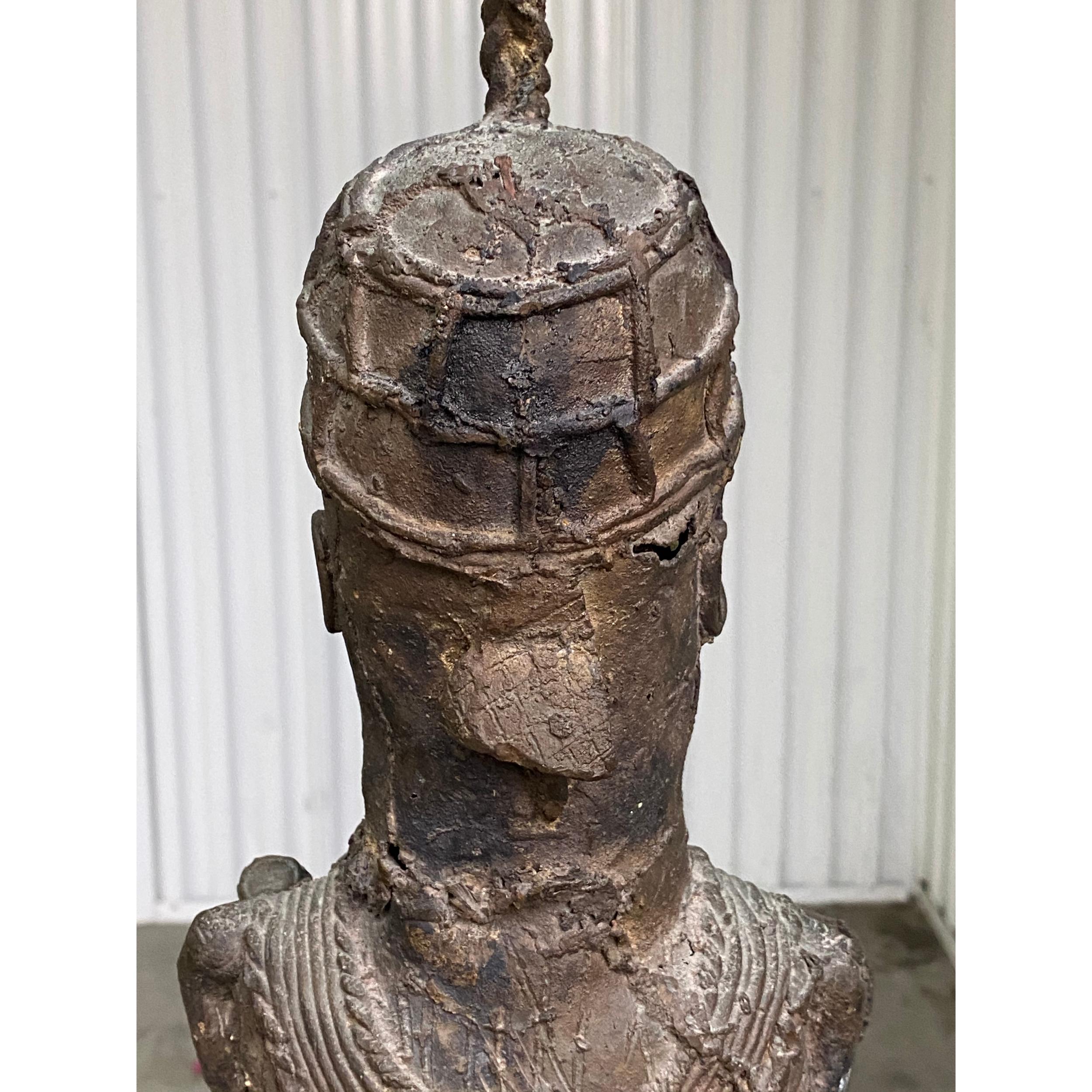 Tribal Sculpture tribale en bronze du milieu du 20e siècle en vente