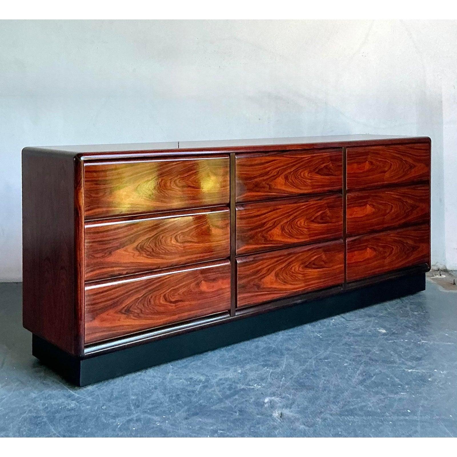 Mitte des 20. Jahrhunderts Vintage Brouer Rosenholz Credenza im Angebot 5