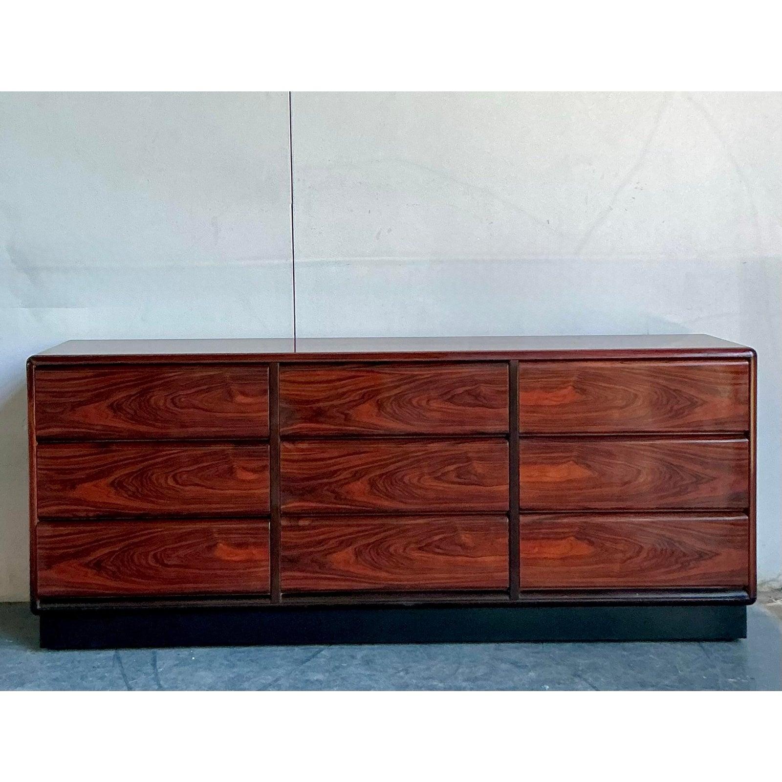 Mitte des 20. Jahrhunderts Vintage Brouer Rosenholz Credenza im Angebot 7