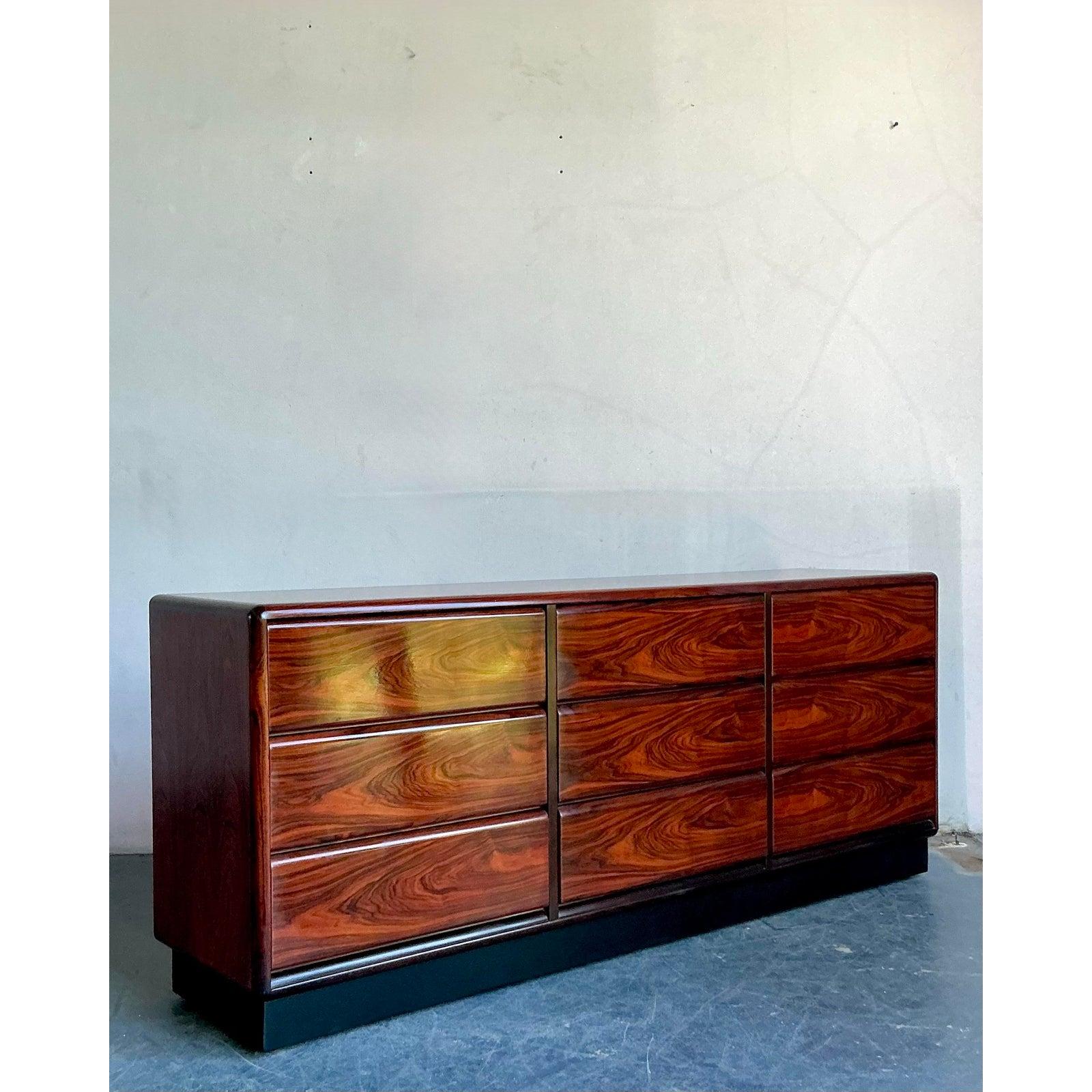 Ein atemberaubendes Beispiel für skandinavisches Design ist diese Brouer Kredenz aus Palisanderholz im Stil der Jahrhundertmitte. Sie besticht durch ihre reiche Maserung und skulpturalen Linien. Das in Dänemark gefertigte Möbelstück zeigt die