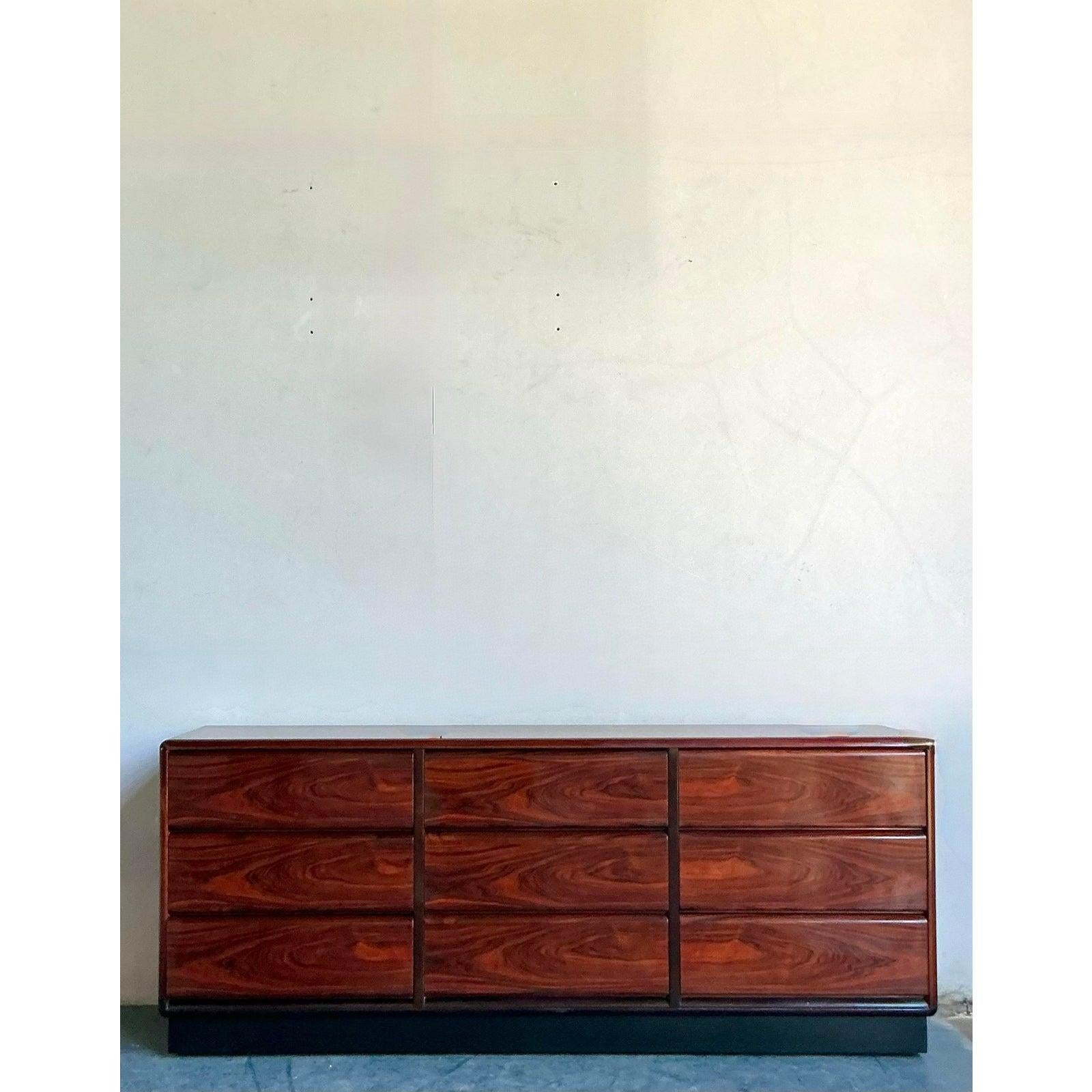 Mitte des 20. Jahrhunderts Vintage Brouer Rosenholz Credenza (Minimalistisch) im Angebot