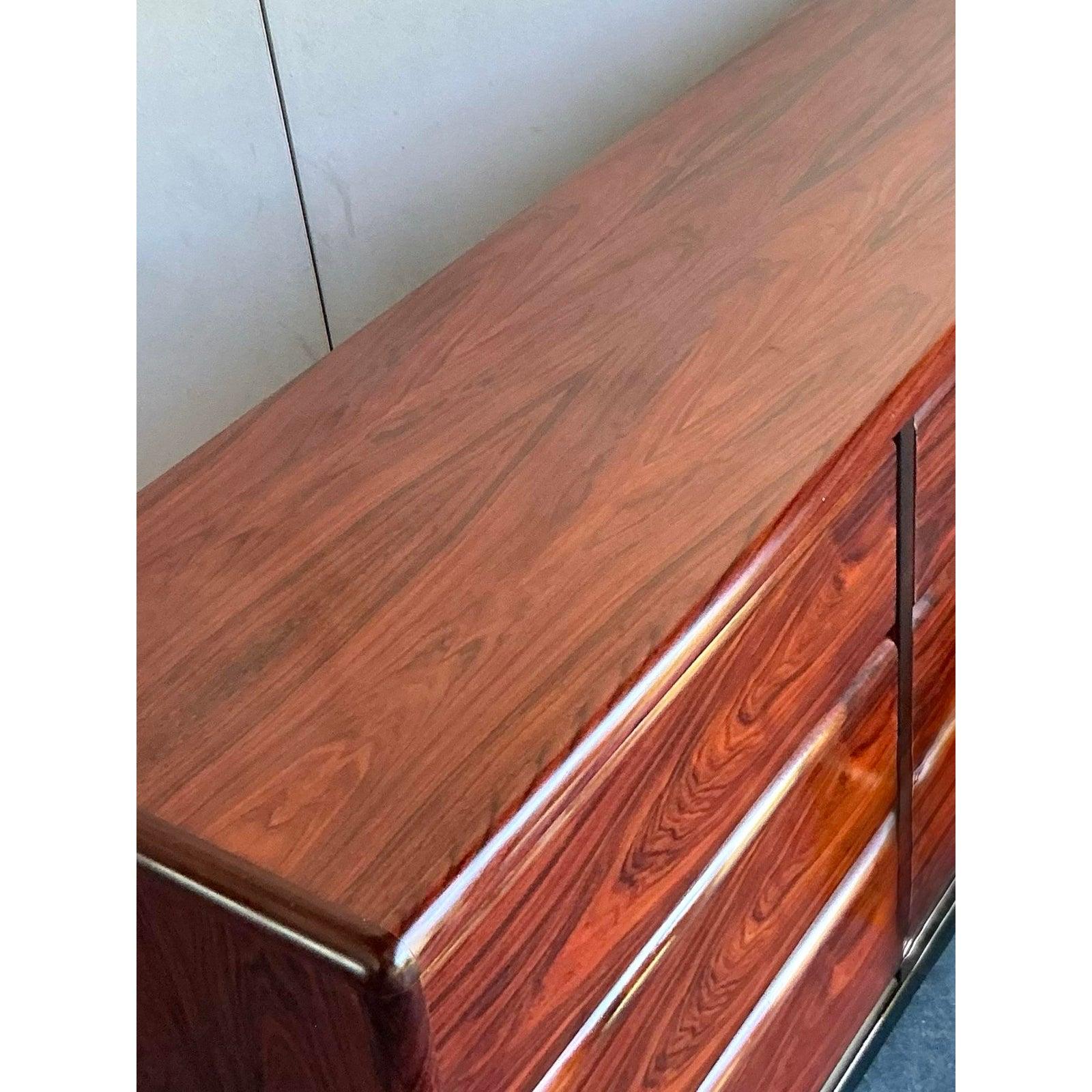 Mitte des 20. Jahrhunderts Vintage Brouer Rosenholz Credenza im Angebot 1