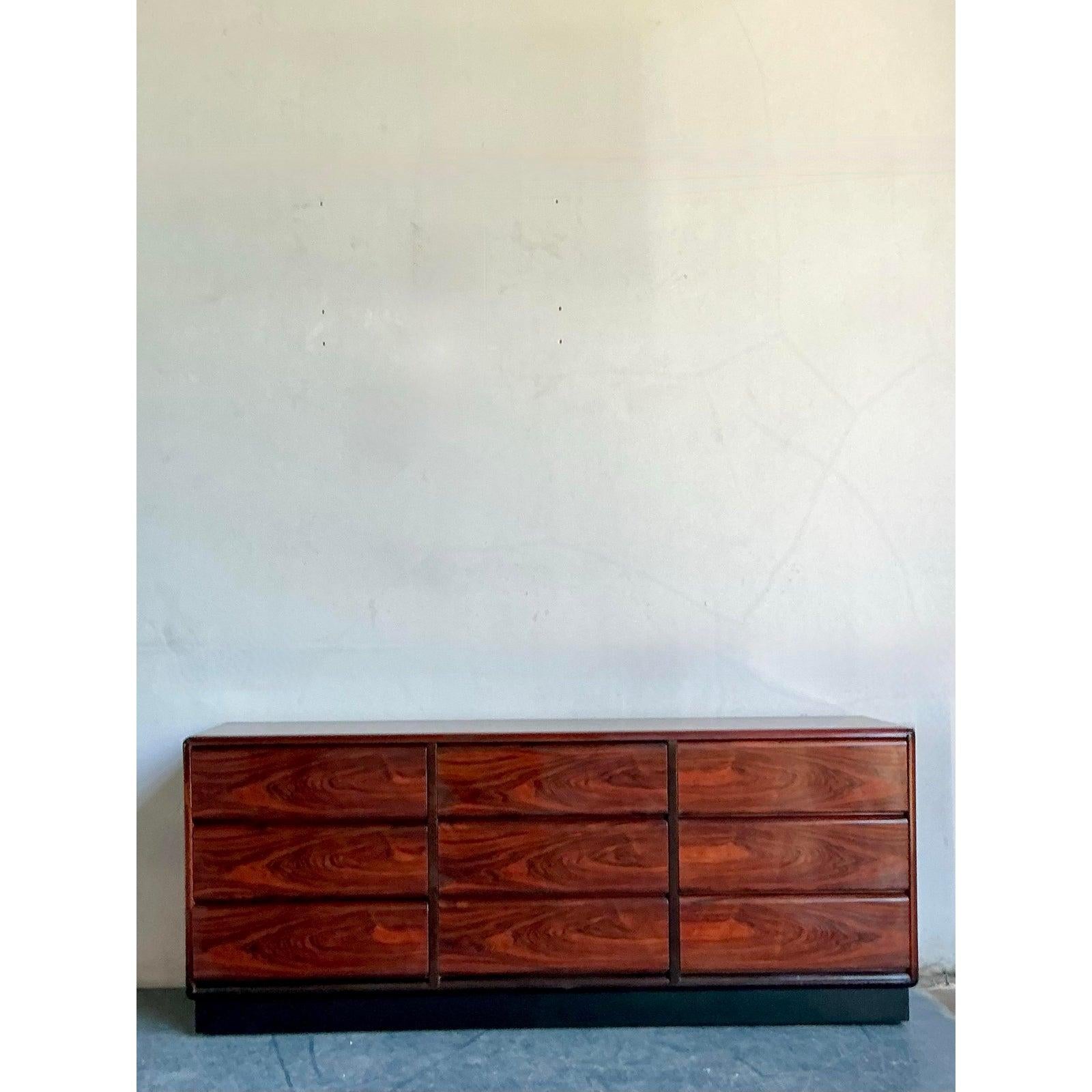 Mitte des 20. Jahrhunderts Vintage Brouer Rosenholz Credenza im Angebot 3
