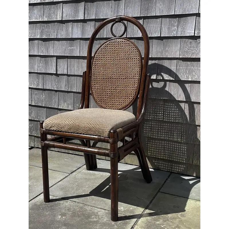 Un set di cinque eleganti sedie da pranzo in legno curvato di canna ispirate all'iconica sedia n. 17 (o ''Long John'') di Michael Thonet. La sedia presenta una solida base in legno curvato, uno schienale in canna e una seduta rivestita in un