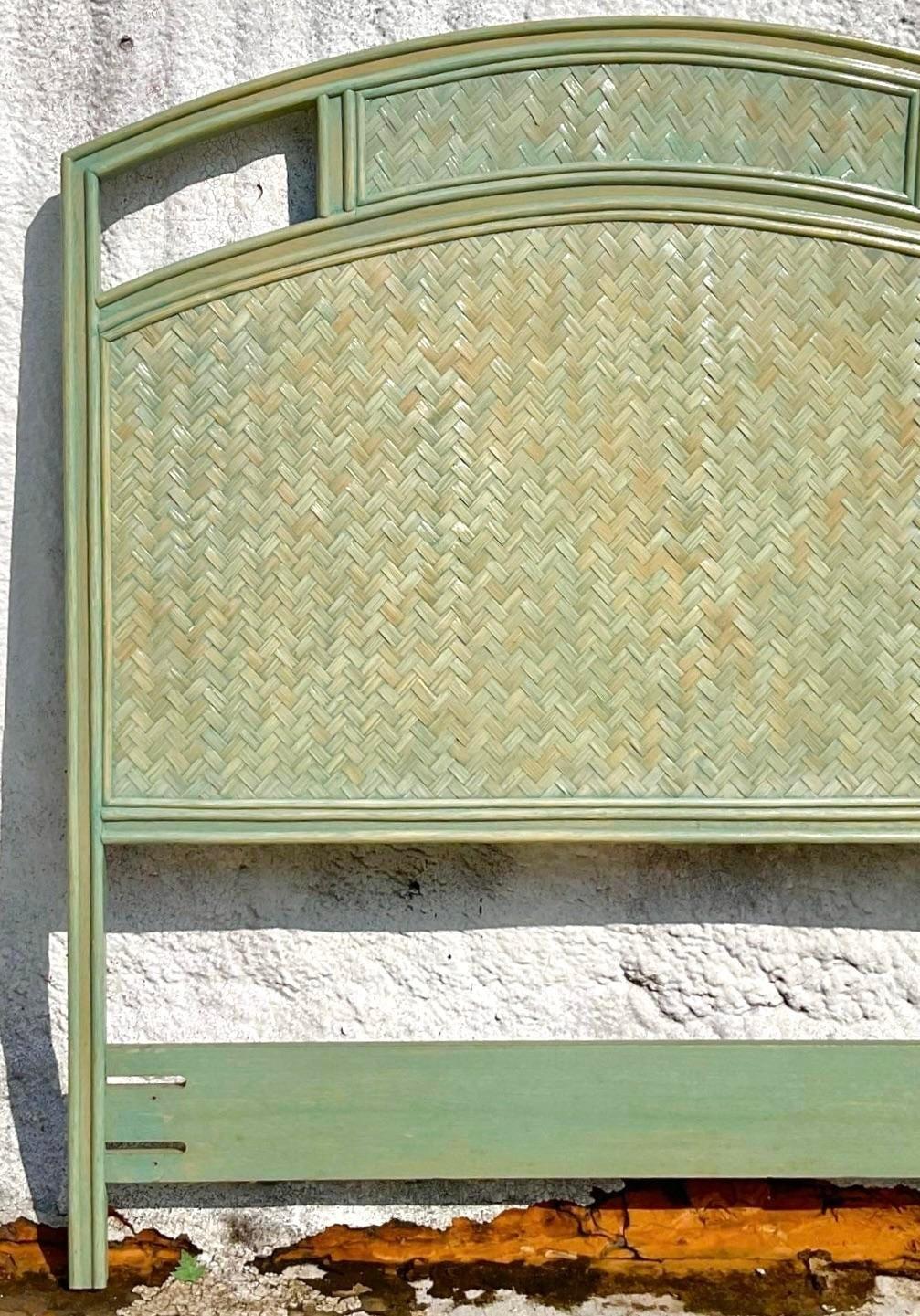 Tête de lit double vintage du milieu du 20e siècle avec détails en rotin chevron et teinture verte Bon état - En vente à west palm beach, FL
