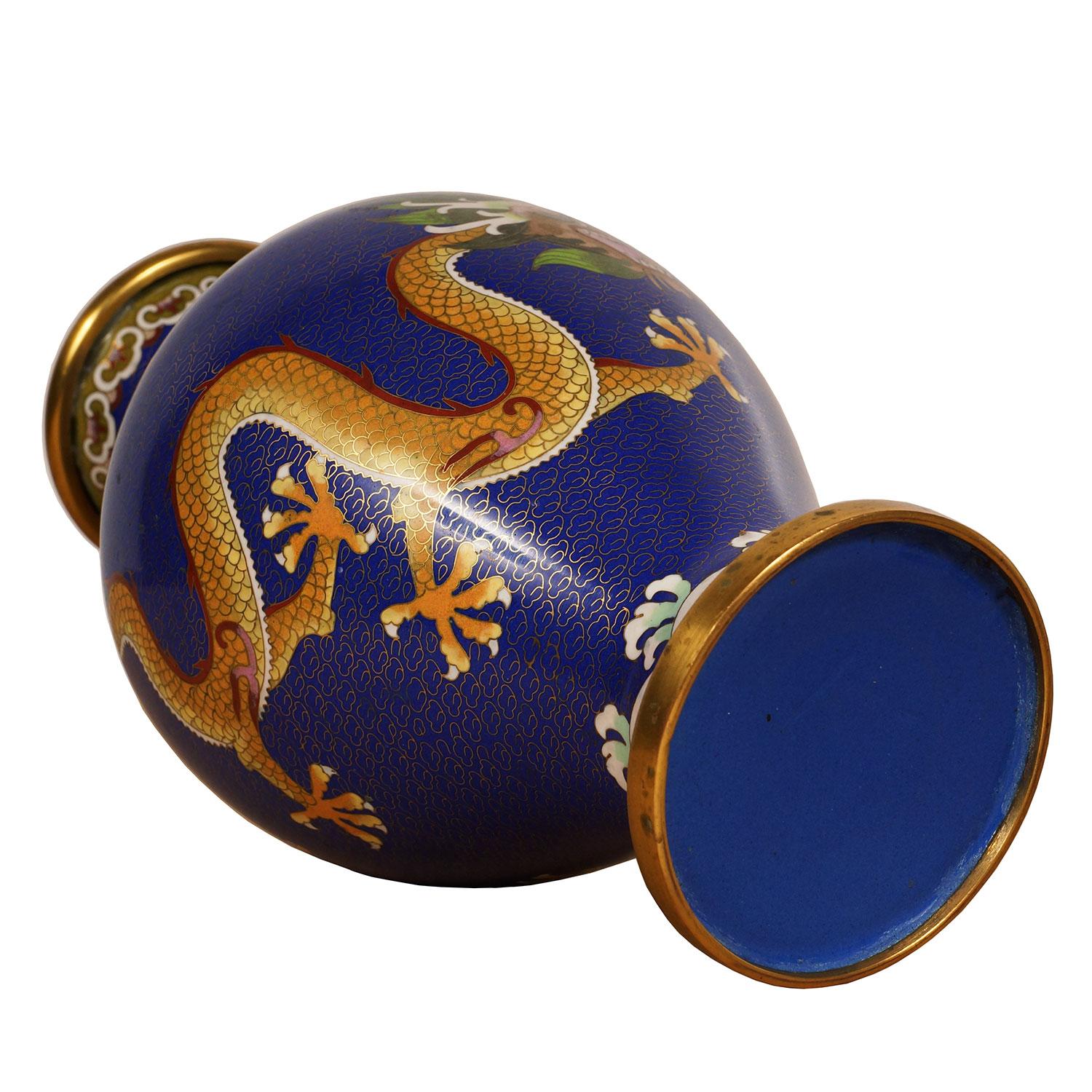 Vaso di cloisonne cinese della metà del XX secolo con drago in vendita 3