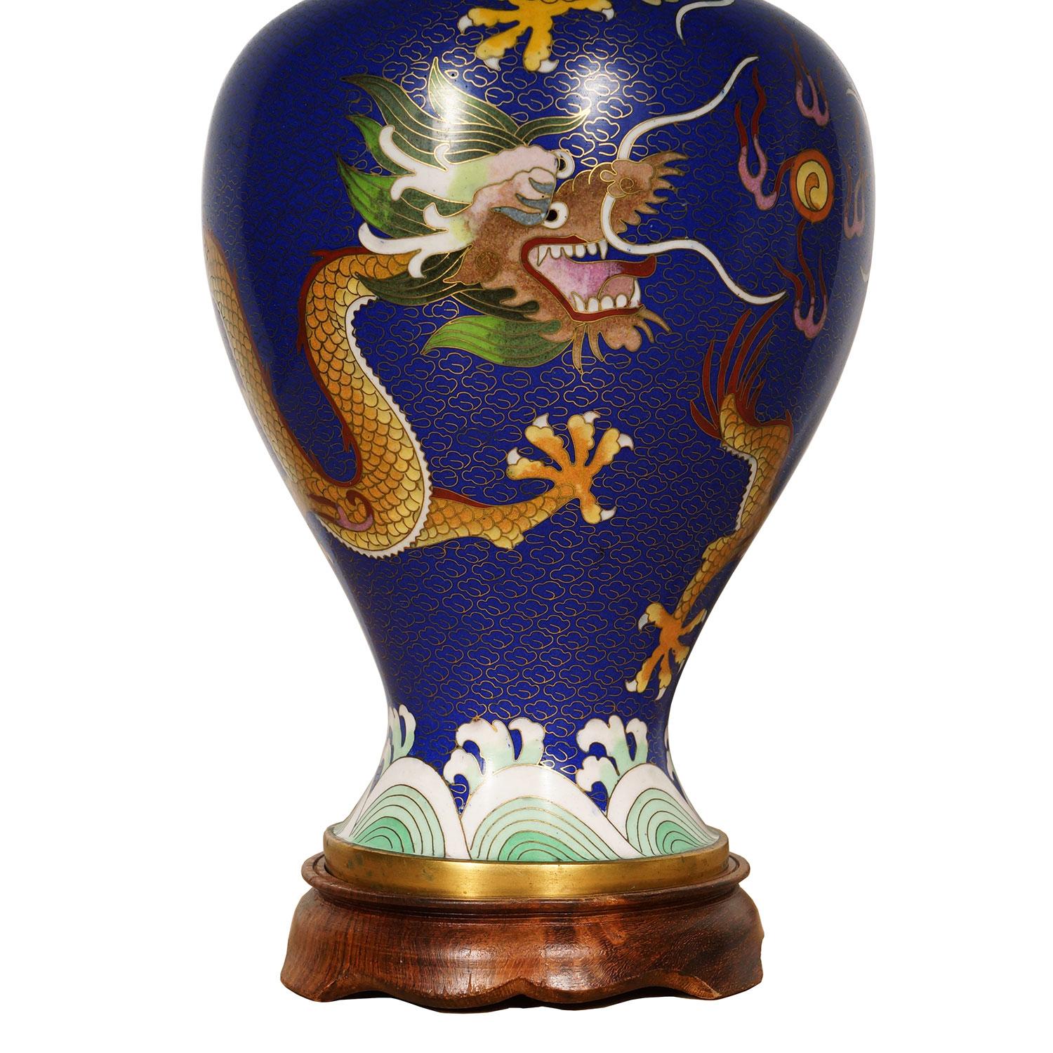 Esportazione cinese Vaso di cloisonne cinese della metà del XX secolo con drago in vendita