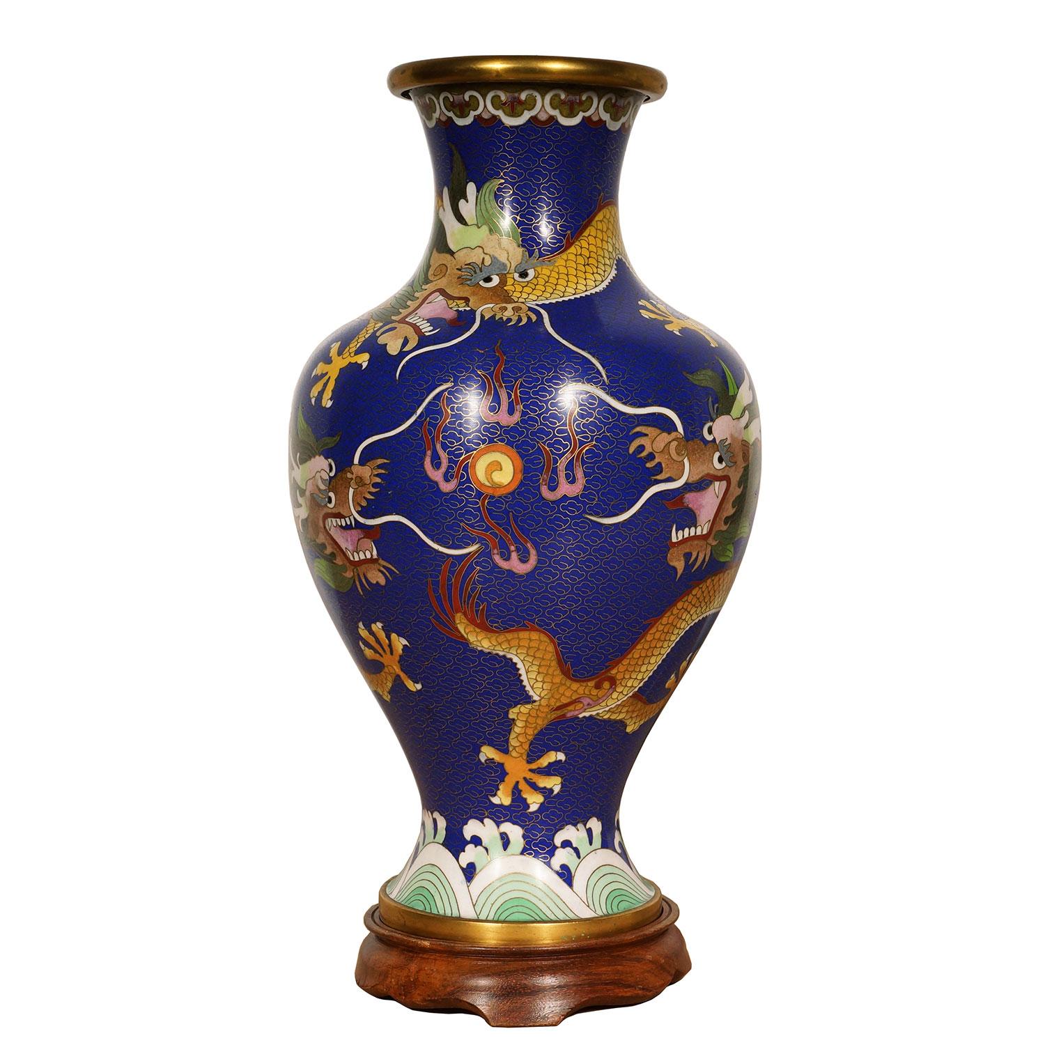 Cinese Vaso di cloisonne cinese della metà del XX secolo con drago in vendita