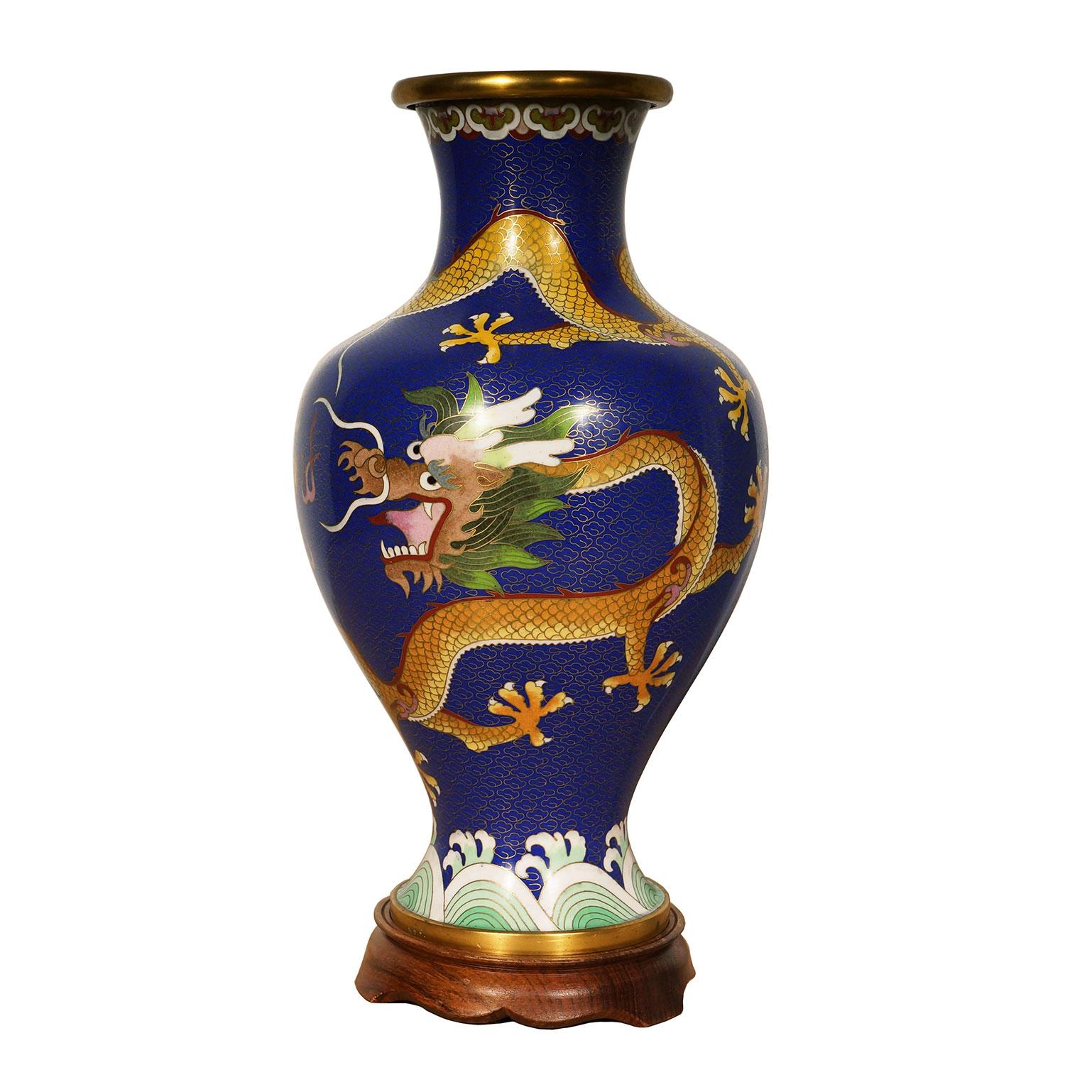 Cloisonné Vaso di cloisonne cinese della metà del XX secolo con drago in vendita