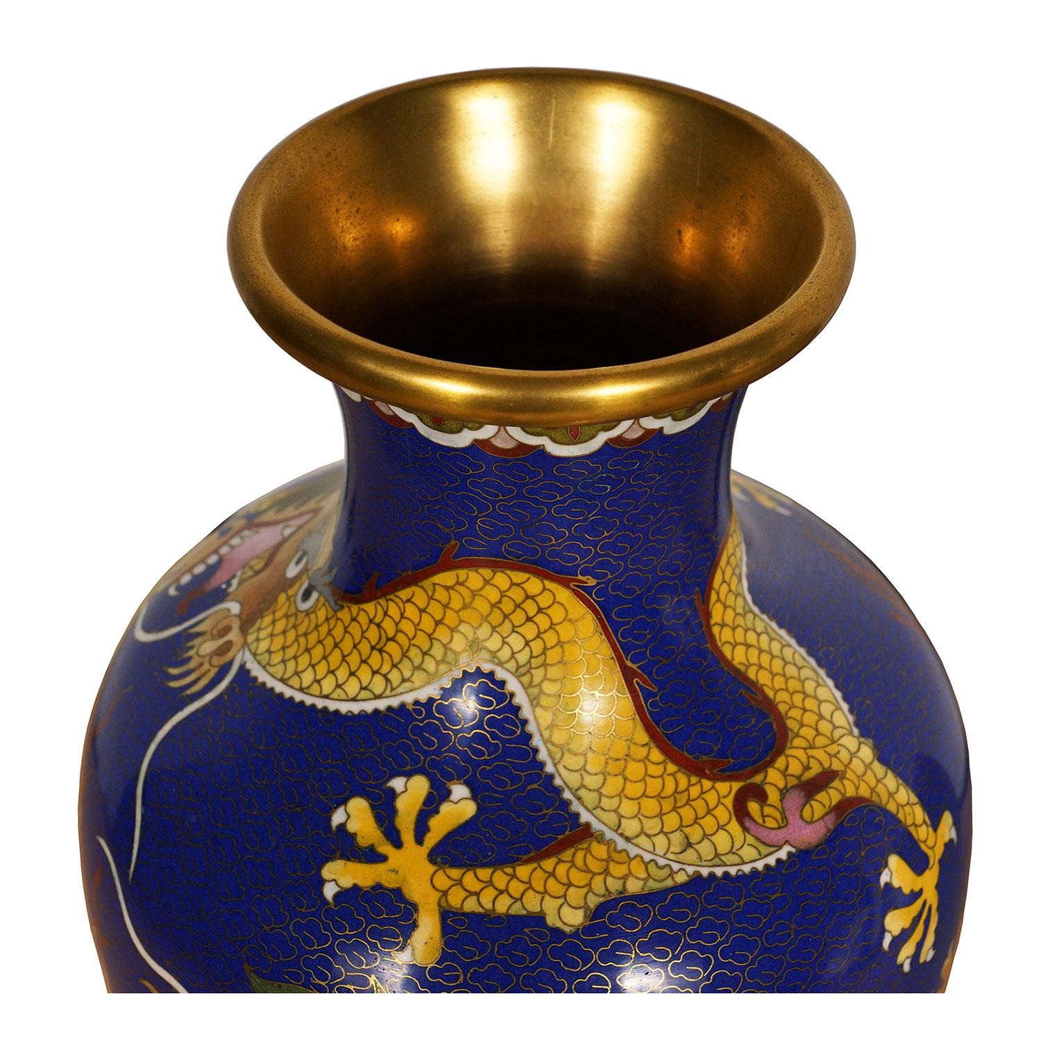 Vaso di cloisonne cinese della metà del XX secolo con drago In condizioni buone in vendita a Pomona, CA