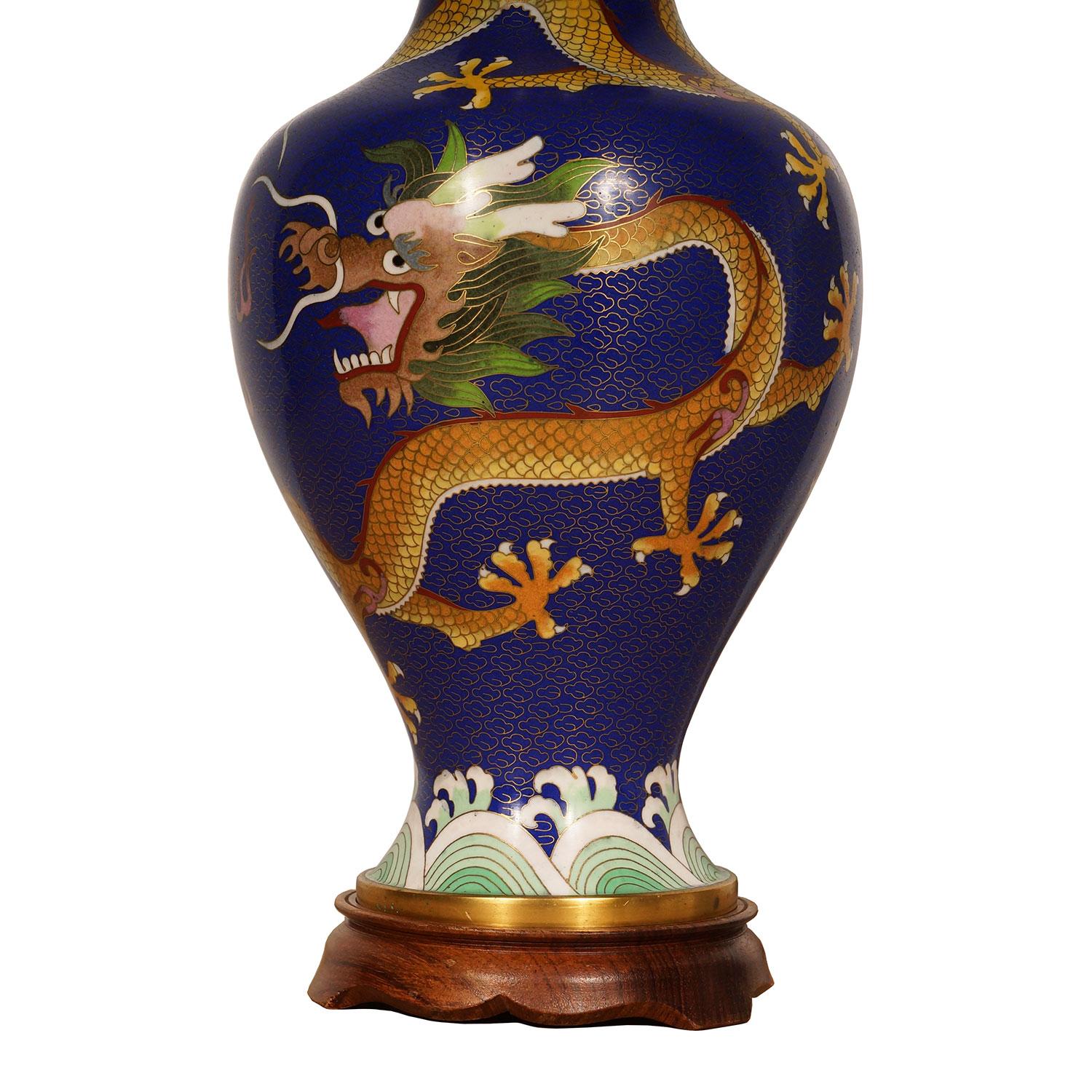 Rame Vaso di cloisonne cinese della metà del XX secolo con drago in vendita