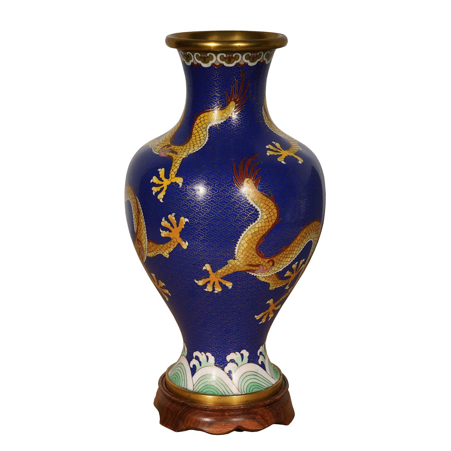 Vaso di cloisonne cinese della metà del XX secolo con drago in vendita 1