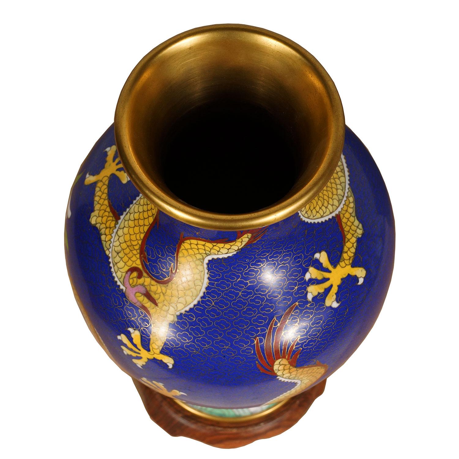 Vaso di cloisonne cinese della metà del XX secolo con drago in vendita 2