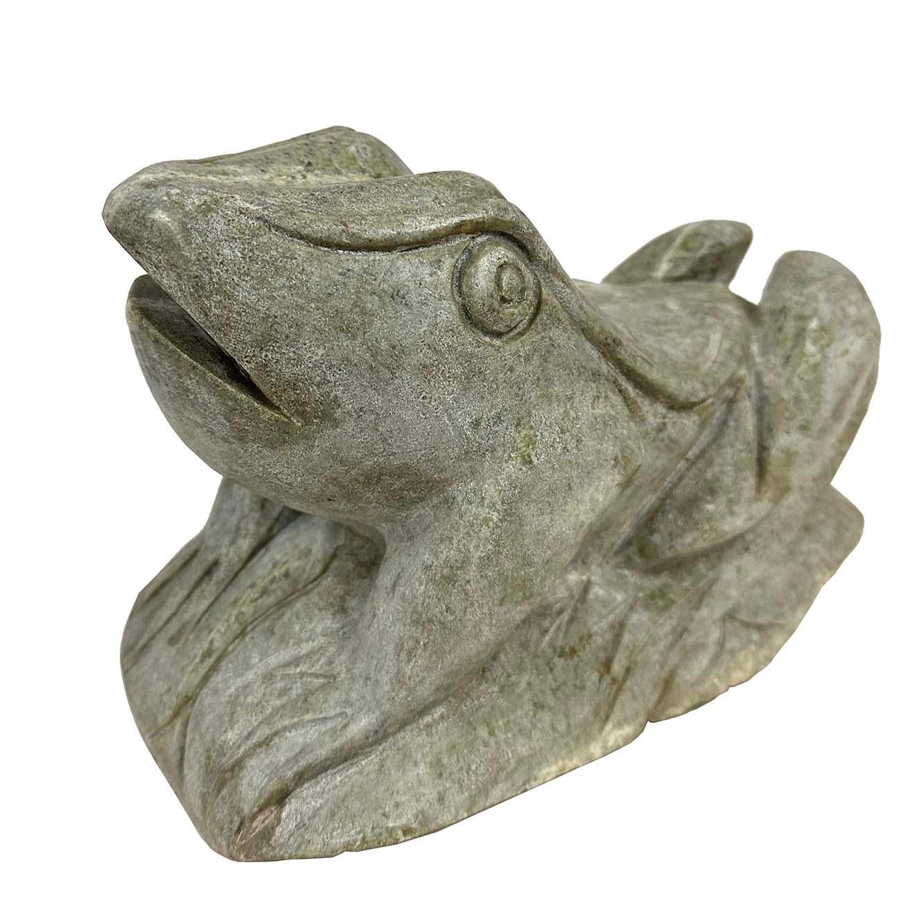  Questa scultura cinese vintage di rana in pietra è stata realizzata a mano con dettagli squisiti, molto comuni nelle sculture in pietra. Questa scultura è stata realizzata a mano a partire dalla metà del XX secolo utilizzando una pietra solida con