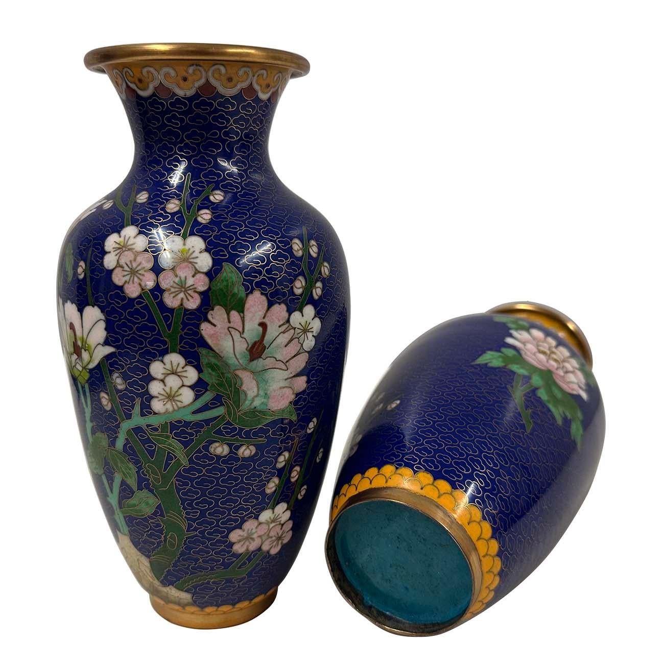 Vasi di cloisonne cinesi fatti a mano della metà del XX secolo - Coppia in vendita 3