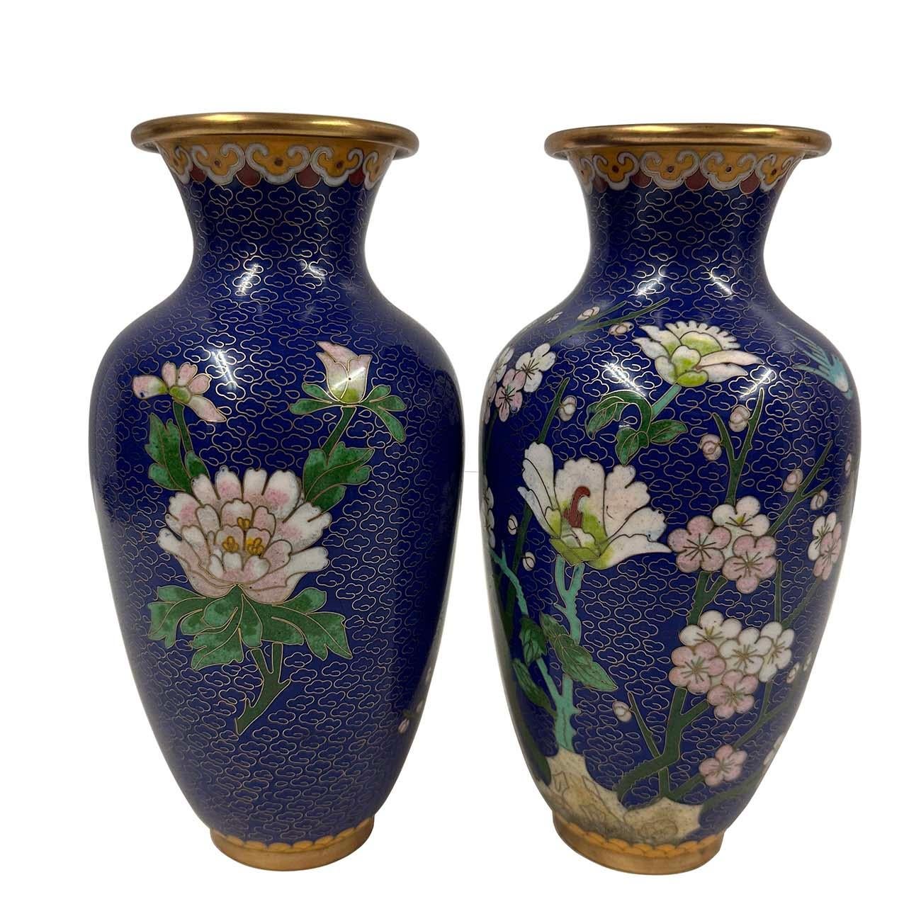 Questa coppia di magnifici vasi cinesi Cloisonné è il pezzo d'arredamento perfetto. Con un bellissimo design floreale, è un'opera d'arte realizzata a mano in modo maestoso che catturerà sicuramente l'attenzione di tutti. Molto bello. Sono presenti