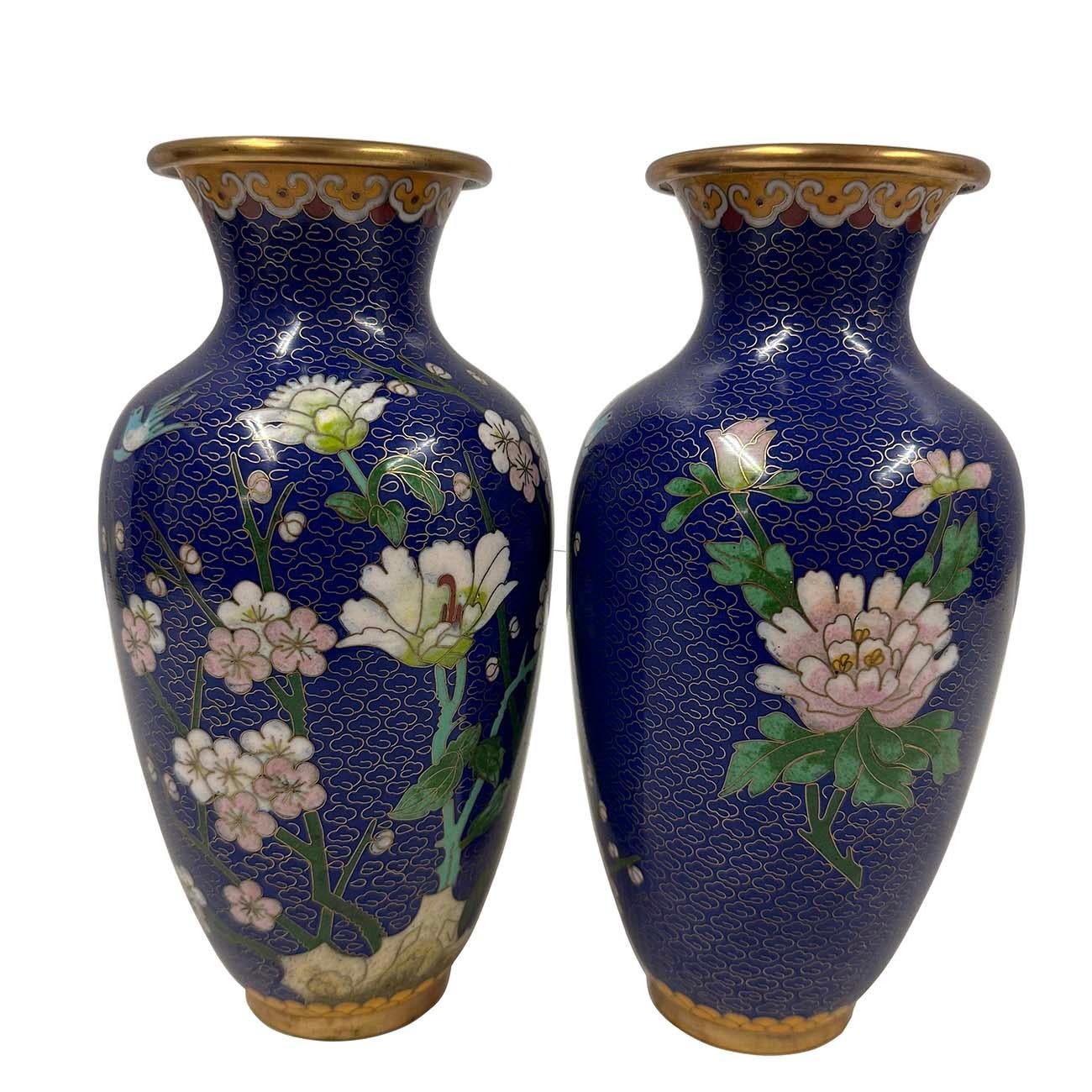 Esportazione cinese Vasi di cloisonne cinesi fatti a mano della metà del XX secolo - Coppia in vendita