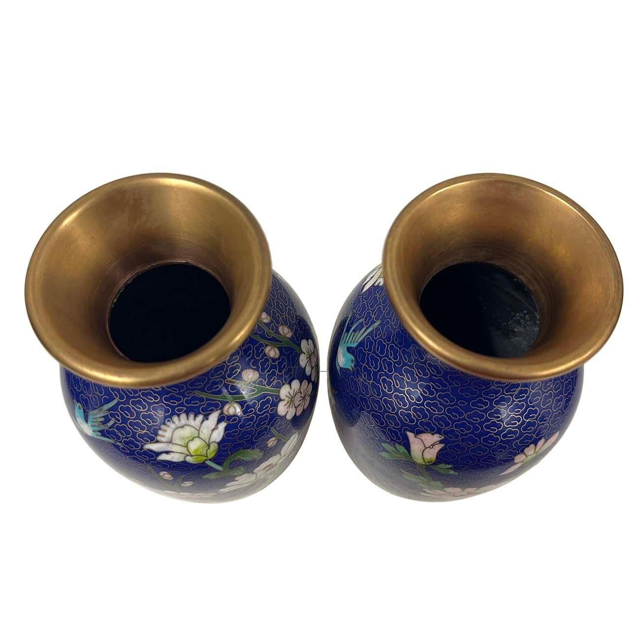 Cinese Vasi di cloisonne cinesi fatti a mano della metà del XX secolo - Coppia in vendita