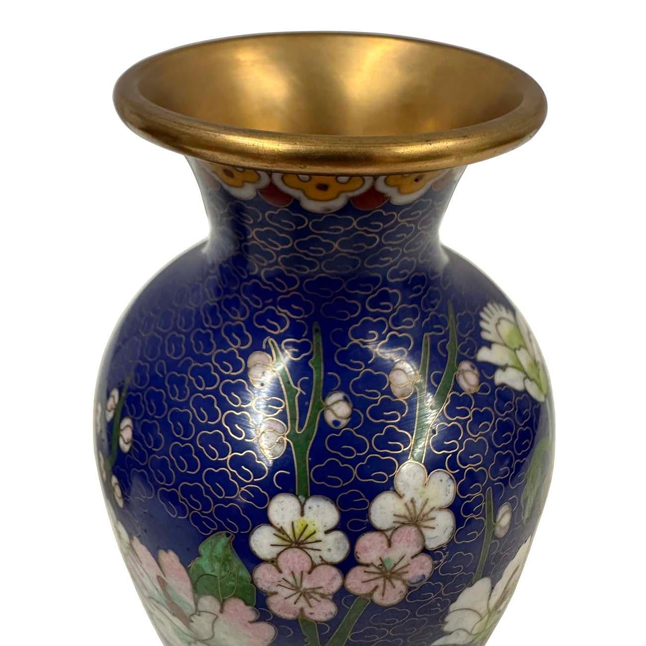 Cloisonné Vasi di cloisonne cinesi fatti a mano della metà del XX secolo - Coppia in vendita