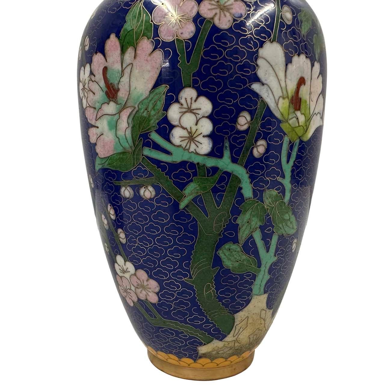 Vasi di cloisonne cinesi fatti a mano della metà del XX secolo - Coppia In condizioni buone in vendita a Pomona, CA