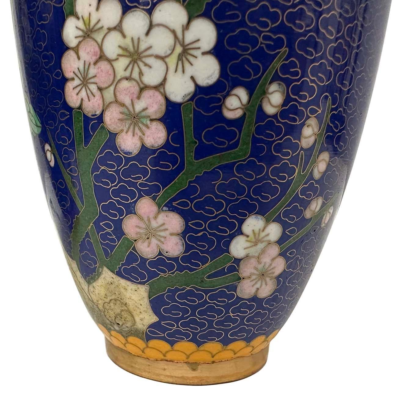 Vasi di cloisonne cinesi fatti a mano della metà del XX secolo - Coppia in vendita 1
