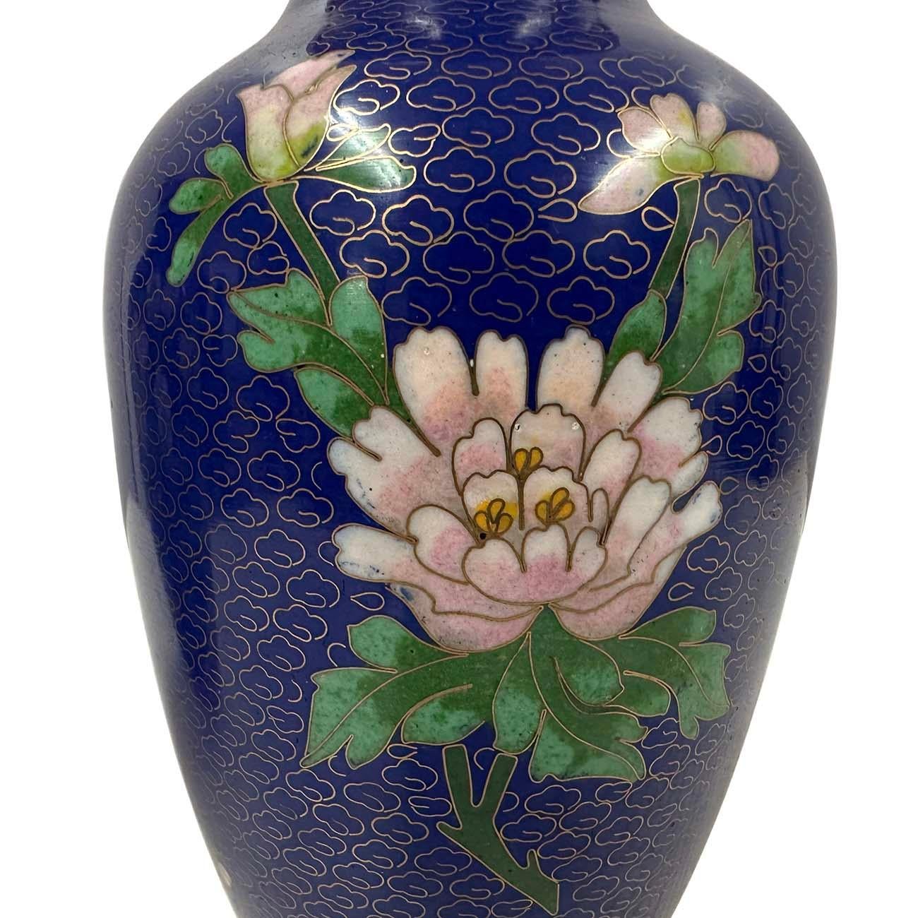 Vasi di cloisonne cinesi fatti a mano della metà del XX secolo - Coppia in vendita 2