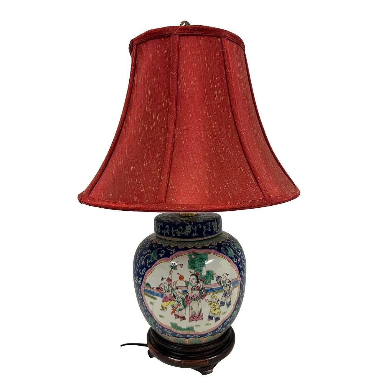 Lámpara de mesa vintage de porcelana rosa de mediados del siglo XX con diseño de niños jugando y motivos florales budistas. Nacida en China a mediados del siglo XX, esta jarra vintage de porcelana rosa familiar se ha transformado con elegancia en