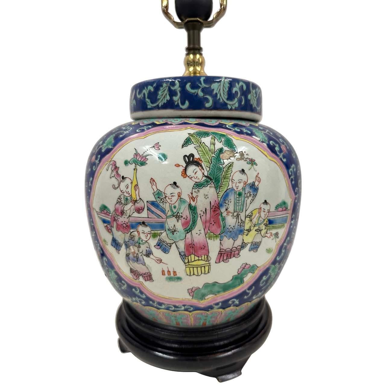 Lámpara de sobremesa de porcelana china pintada a mano de mediados del siglo XX Chino en venta